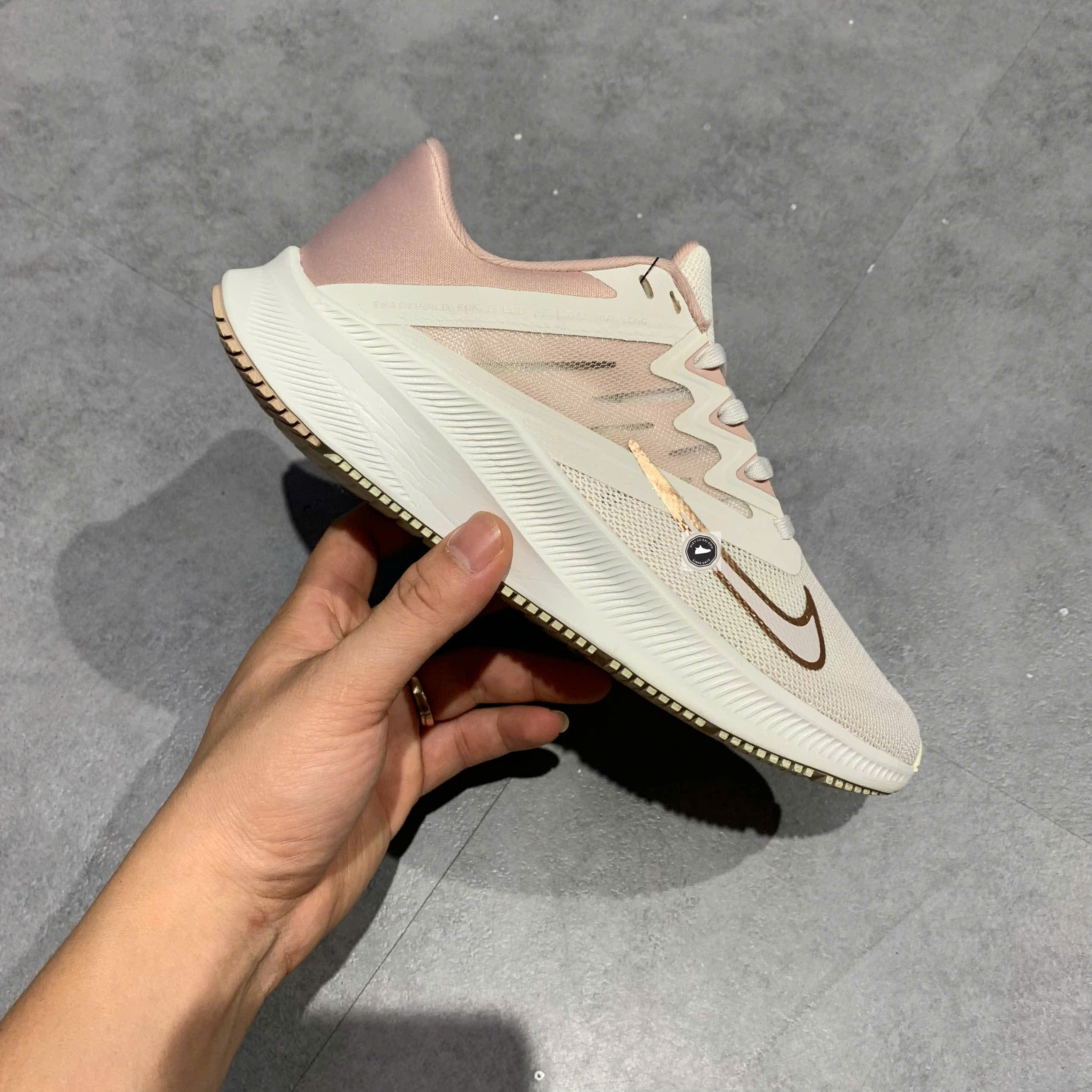 🔥 Nike Quest 3 ’Platinum Tint/Metallic Red Bronze’ – SIZE 36 – PVN22943 – CHÍNH HÃNG