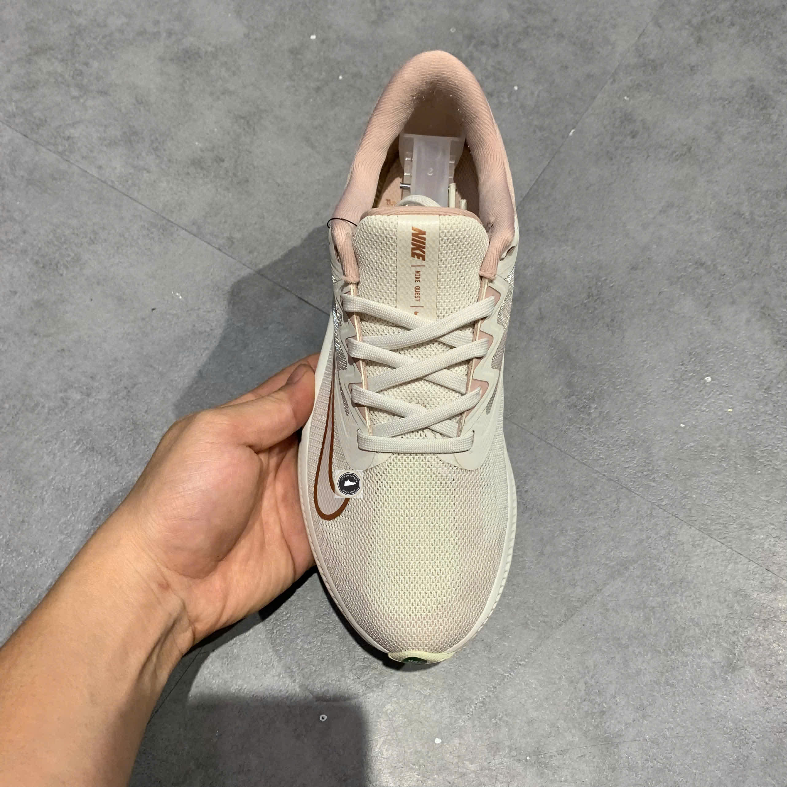 🔥 Nike Quest 3 ’Platinum Tint/Metallic Red Bronze’ – SIZE 36 – PVN22943 – CHÍNH HÃNG