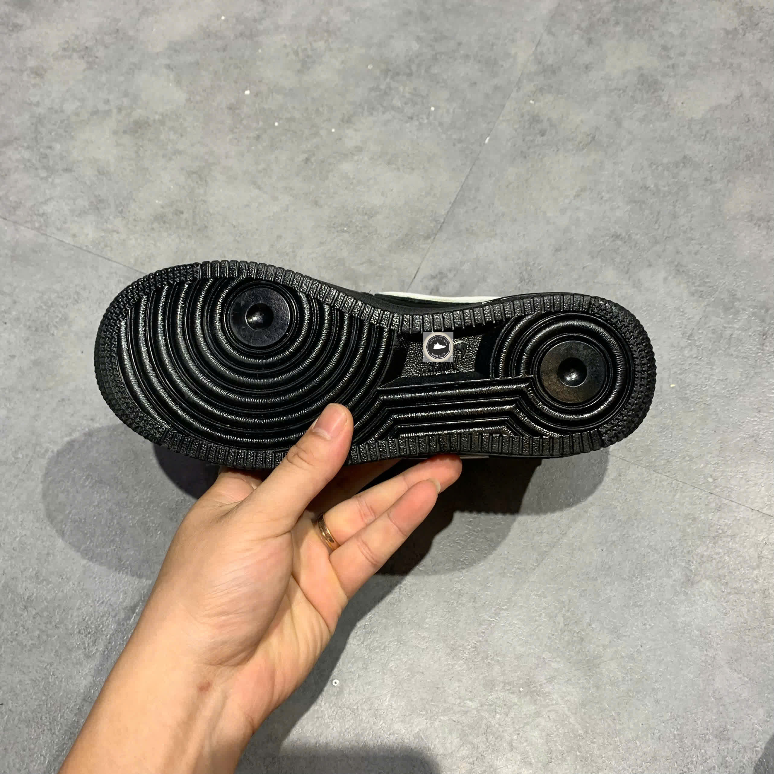 🔥 NIKE AIR FORCE 1 LOW RETRO QS ‘BLACK WHITE’ – SIZE 38.5 – PVN23086 – CHÍNH HÃNG