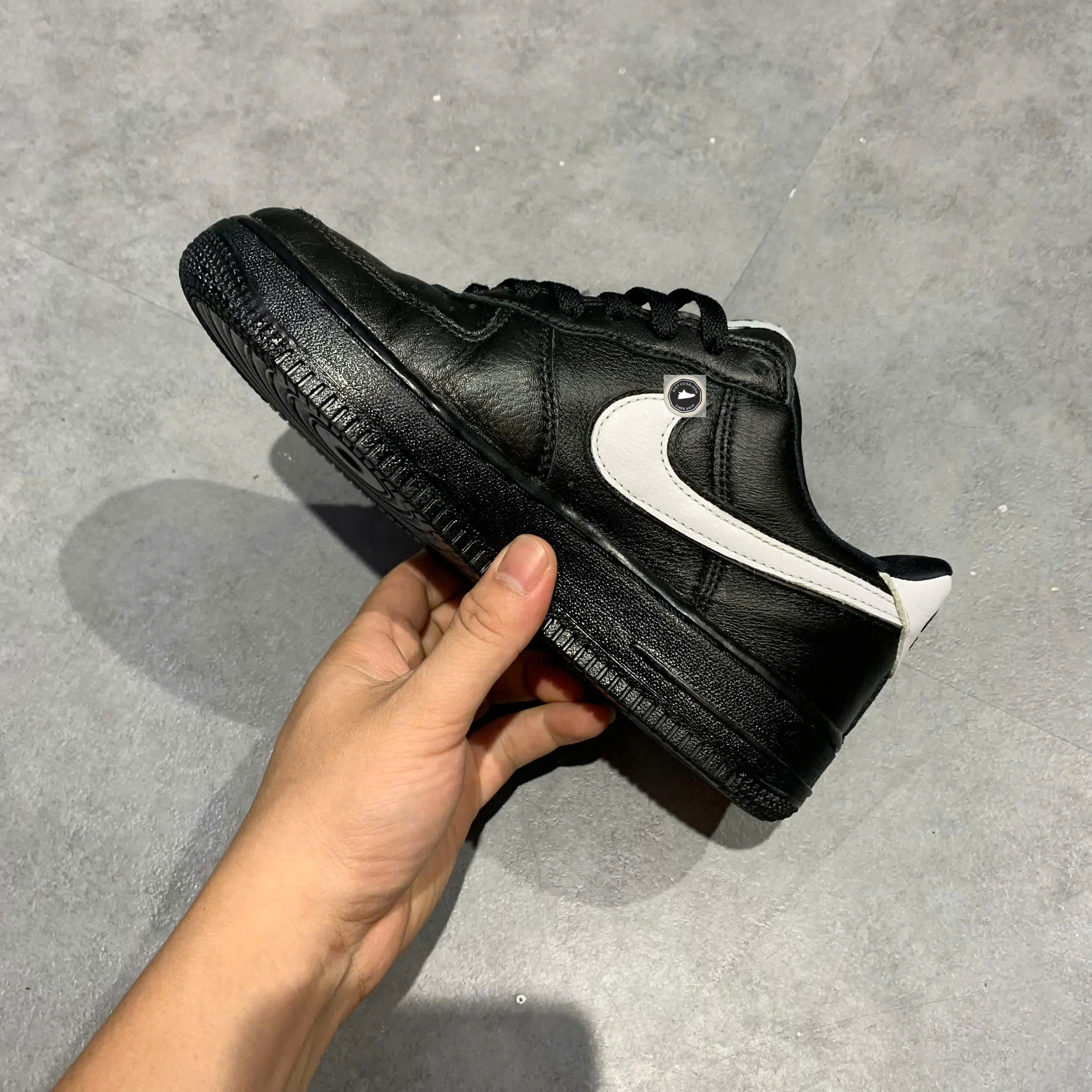 🔥 NIKE AIR FORCE 1 LOW RETRO QS ‘BLACK WHITE’ – SIZE 38.5 – PVN23086 – CHÍNH HÃNG