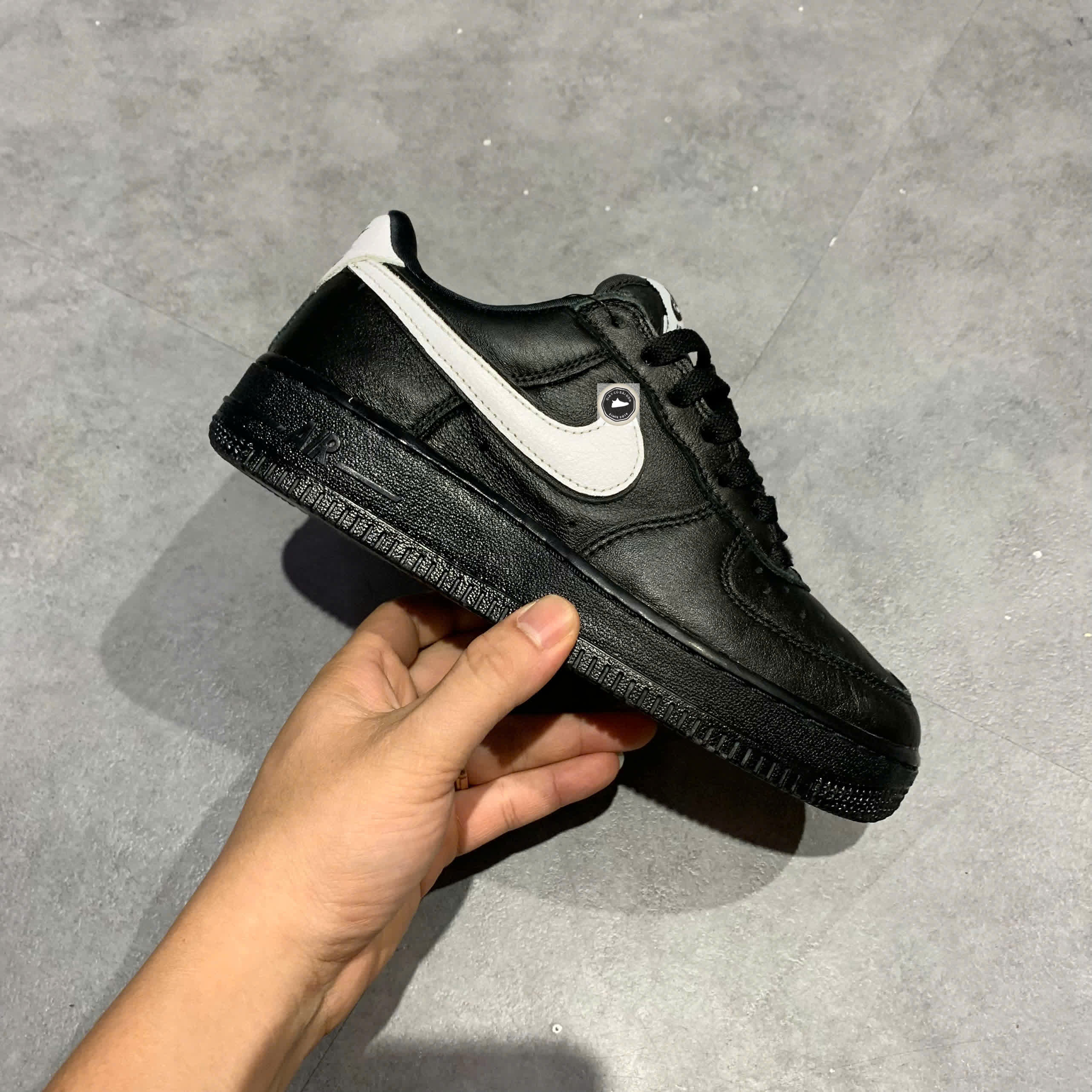 🔥 NIKE AIR FORCE 1 LOW RETRO QS ‘BLACK WHITE’ – SIZE 38.5 – PVN23086 – CHÍNH HÃNG
