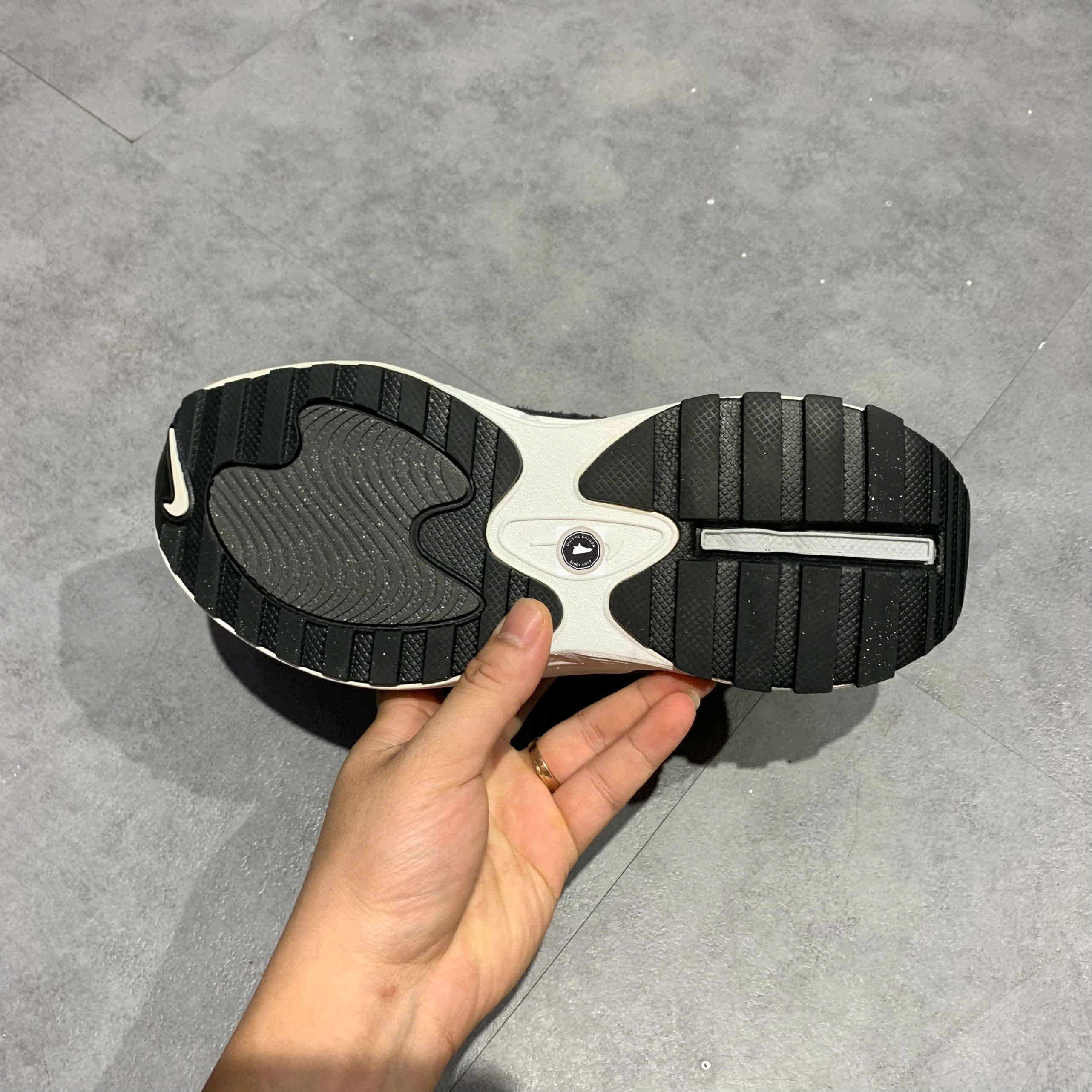 🔥 NIKE AIR MAX BLISS ‘BLACK / OIL GREY / IRON GREY / METALLIC SILVER’ – SIZE 38.5 – PVN22914 – CHÍNH HÃNG