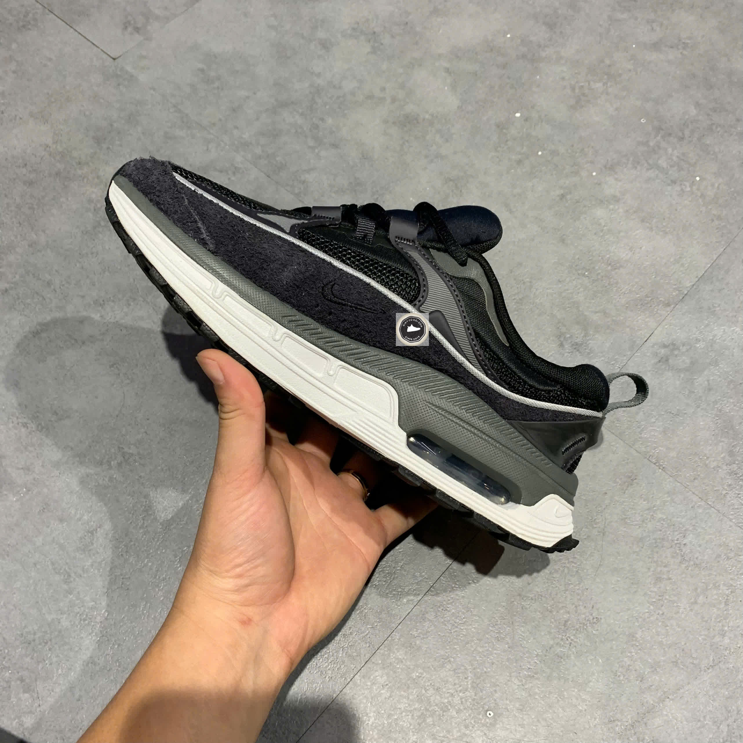 🔥 NIKE AIR MAX BLISS ‘BLACK / OIL GREY / IRON GREY / METALLIC SILVER’ – SIZE 38.5 – PVN22914 – CHÍNH HÃNG