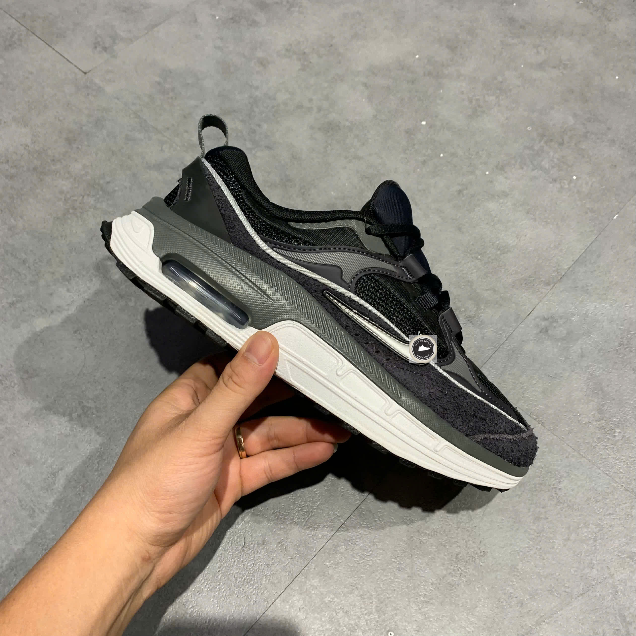 🔥 NIKE AIR MAX BLISS ‘BLACK / OIL GREY / IRON GREY / METALLIC SILVER’ – SIZE 38.5 – PVN22914 – CHÍNH HÃNG