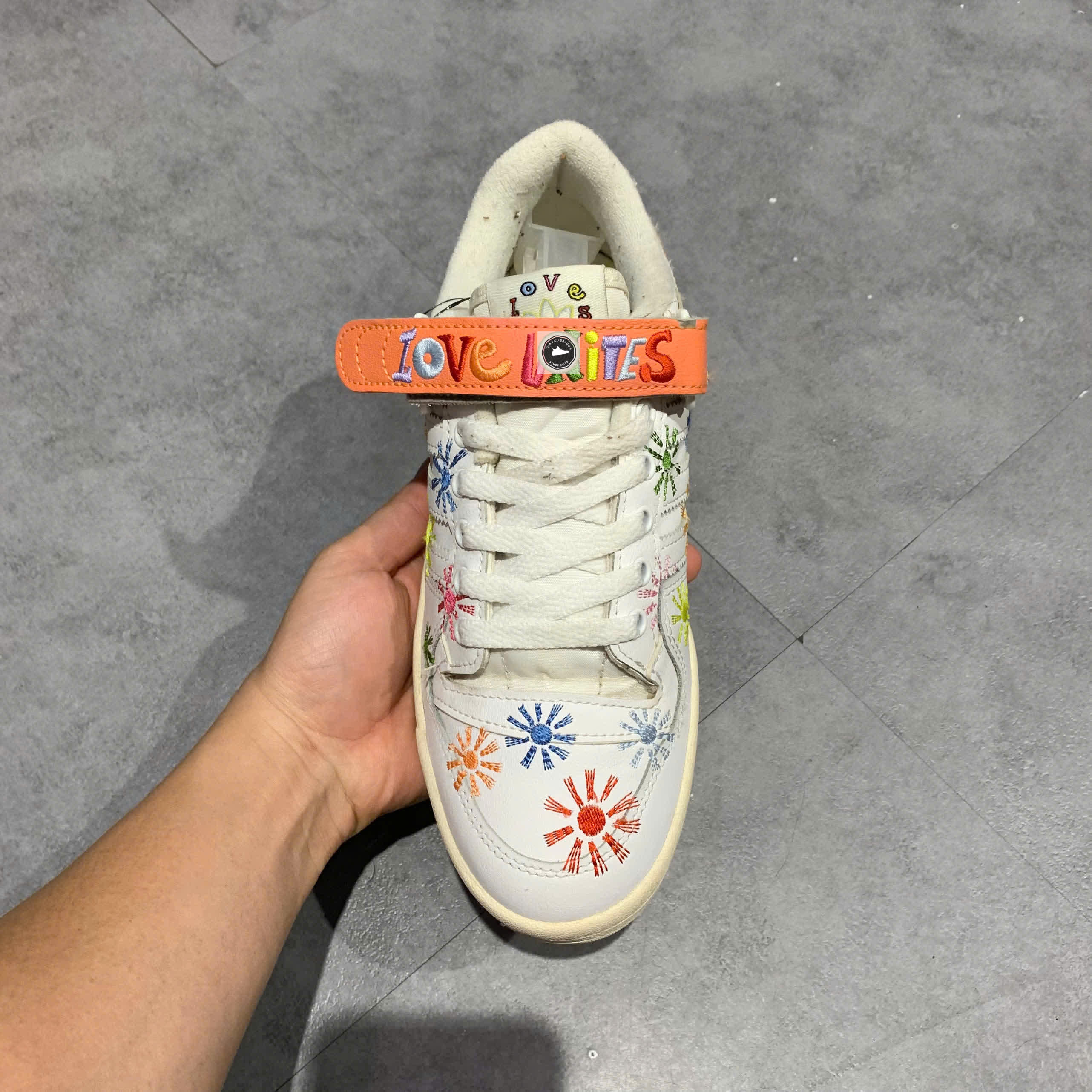 🔥 ADIDAS FORUM LOW ‘PRIDE PACK LOVE UNITES’ – SIZE 37 1/3 – PVN22938 – CHÍNH HÃNG