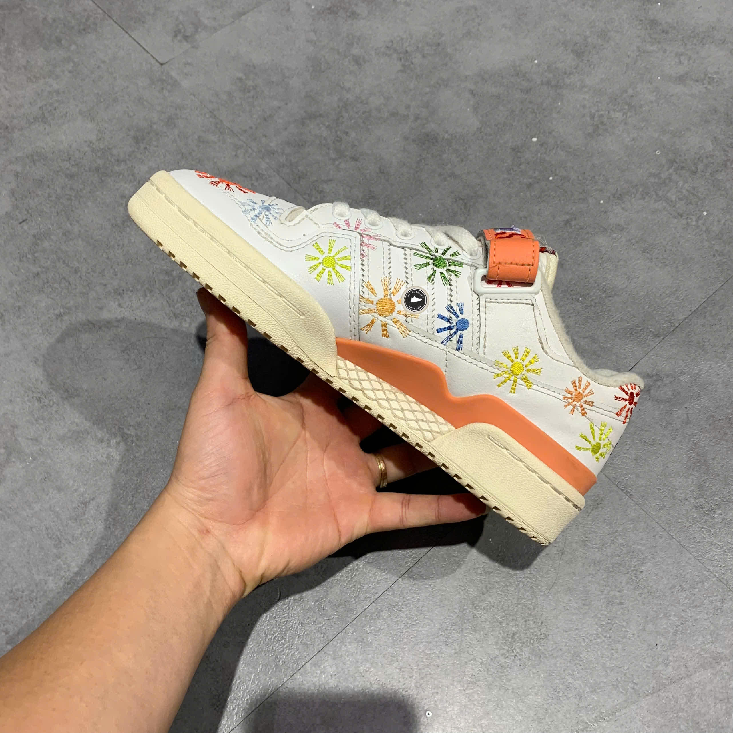 🔥 ADIDAS FORUM LOW ‘PRIDE PACK LOVE UNITES’ – SIZE 37 1/3 – PVN22938 – CHÍNH HÃNG