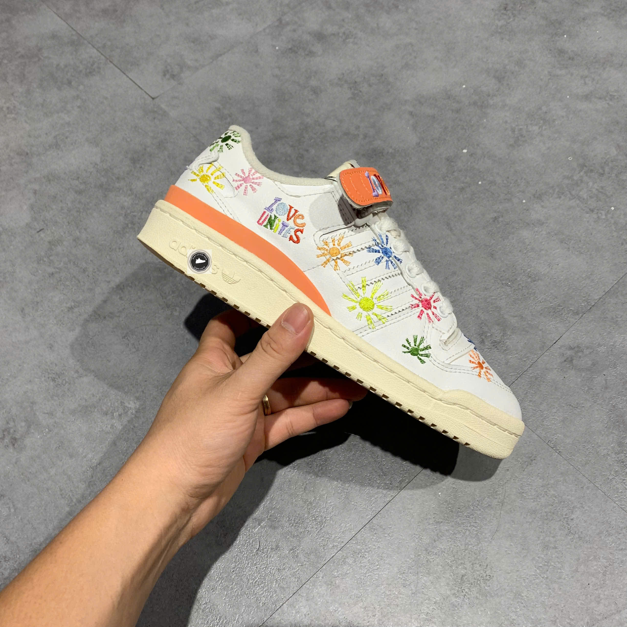 🔥 ADIDAS FORUM LOW ‘PRIDE PACK LOVE UNITES’ – SIZE 37 1/3 – PVN22938 – CHÍNH HÃNG