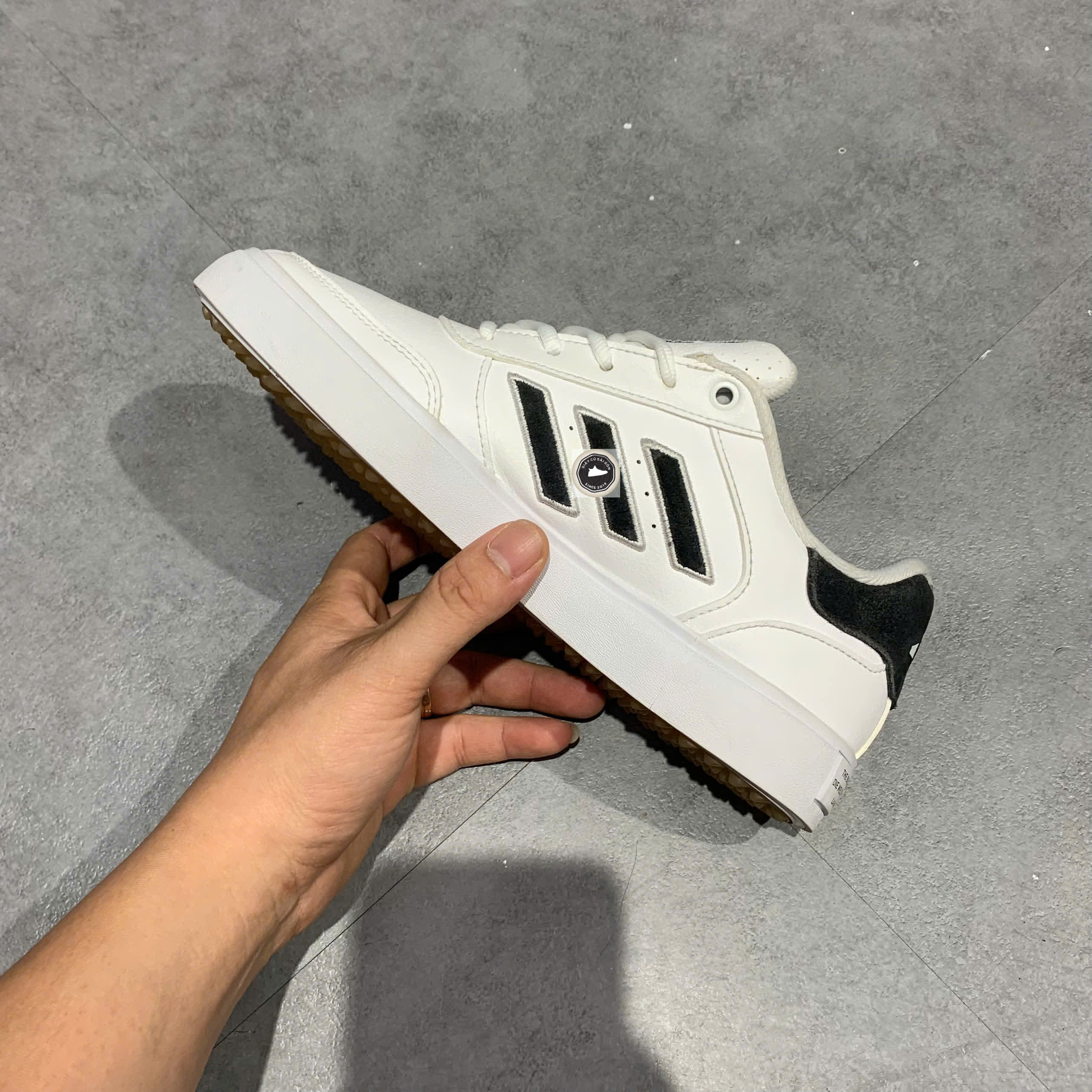 🔥 ADIDAS RETROCROSS 24 SPIKELESS GOLF ‘WHITE/BLACK/GUM’ – SIZE 36 2/3 – PVN23049 – CHÍNH HÃNG