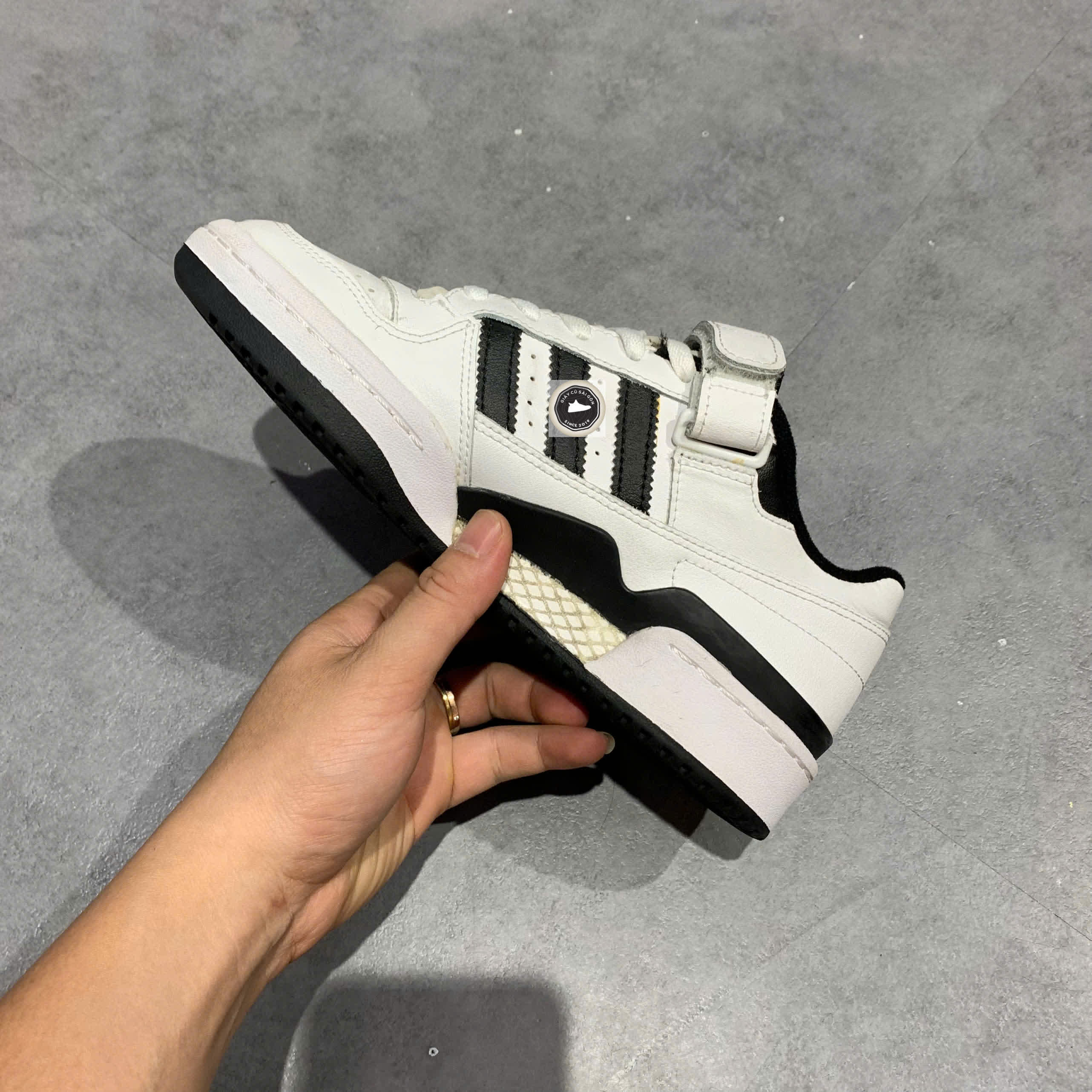 🔥 ADIDAS FORUM LOW ‘WHITE/BLACK’ – SIZE 37 1/3 – PVN23034 – CHÍNH HÃNG