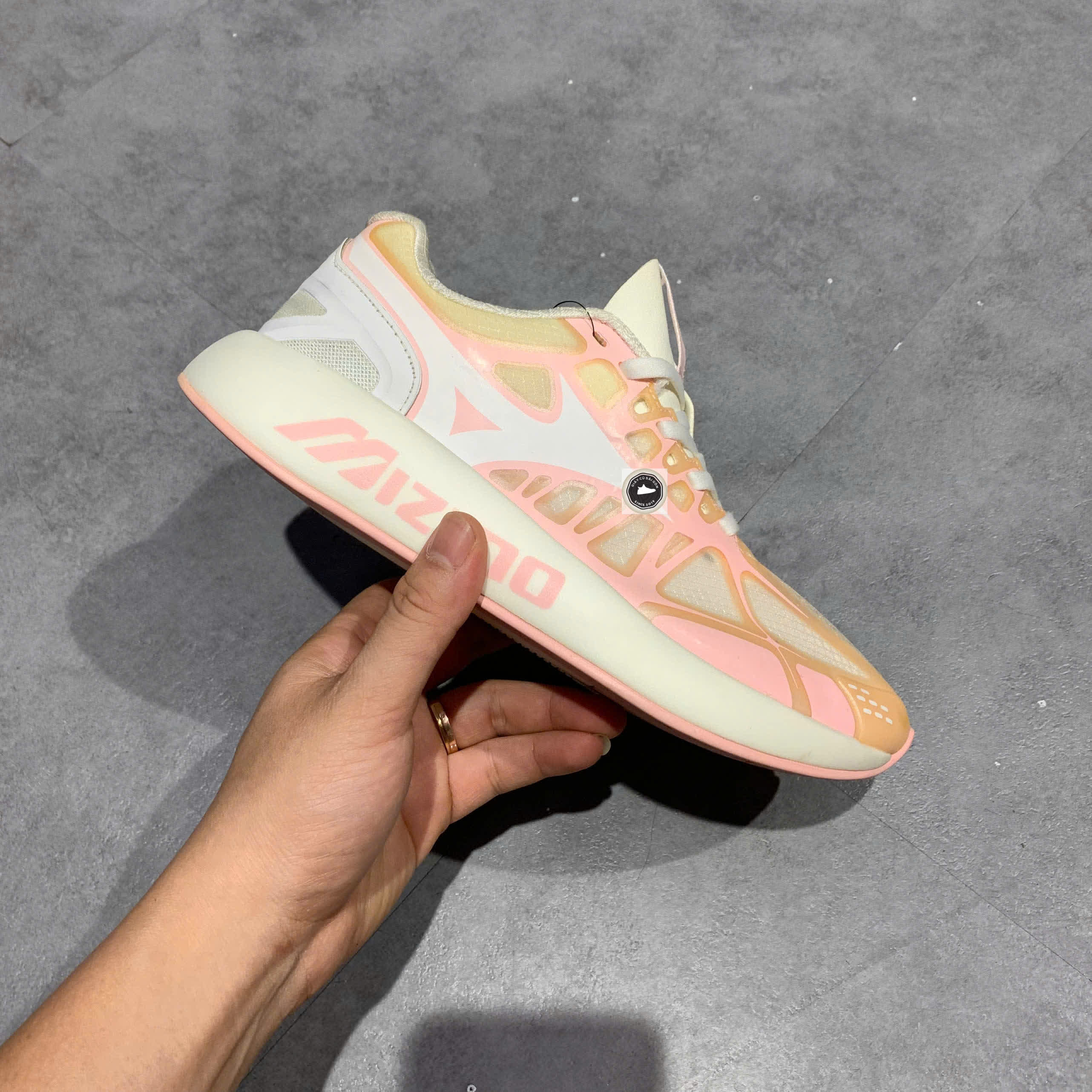 🔥 MIZUNO PI MONO ‘PINK / WHITE’ – SIZE 38.5 – PVN23012 – CHÍNH HÃNG