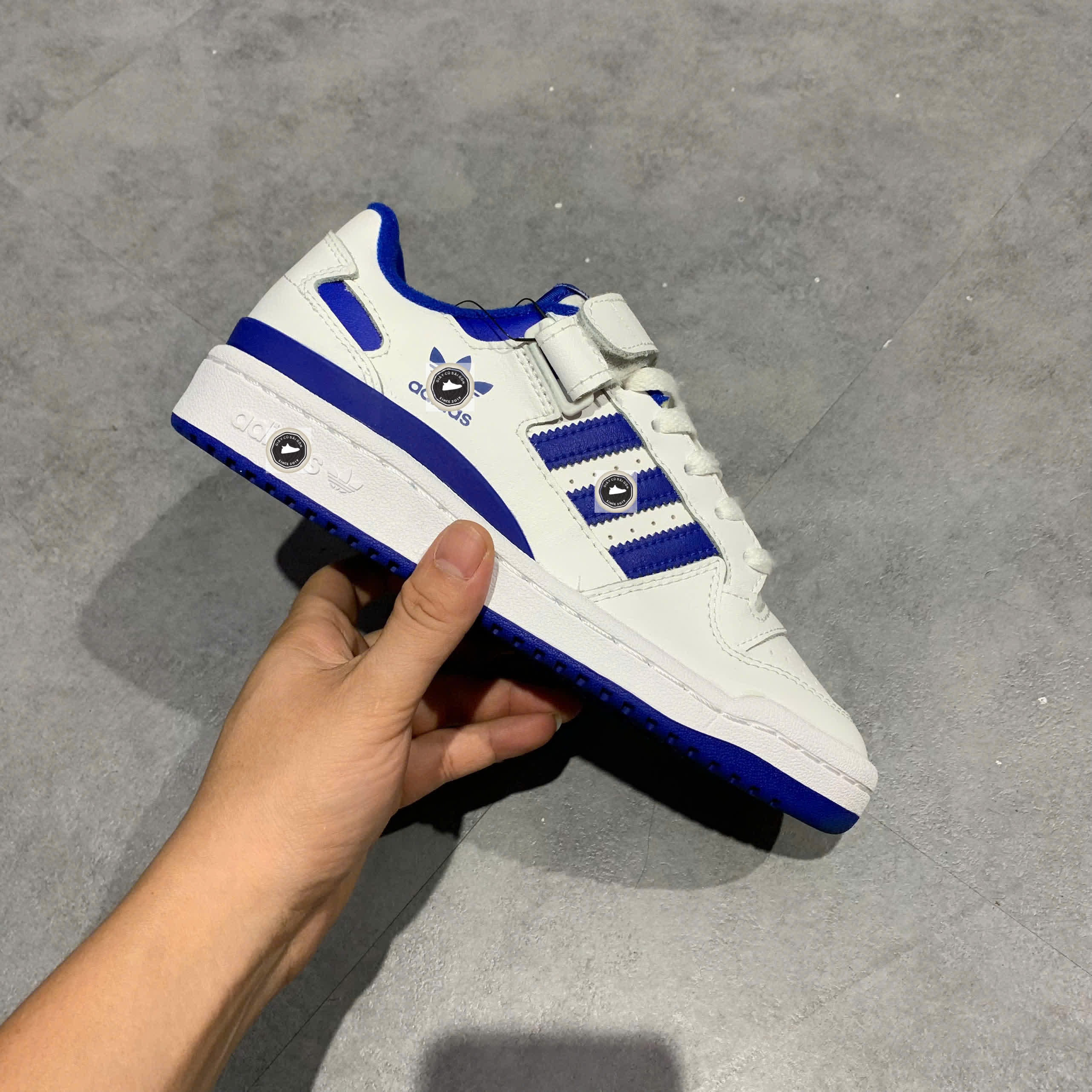 🔥 ADIDAS FORUM LOW ‘WHITE/ROYAL BLUE’ – SIZE 37 1/3 – PVN23011 – CHÍNH HÃNG