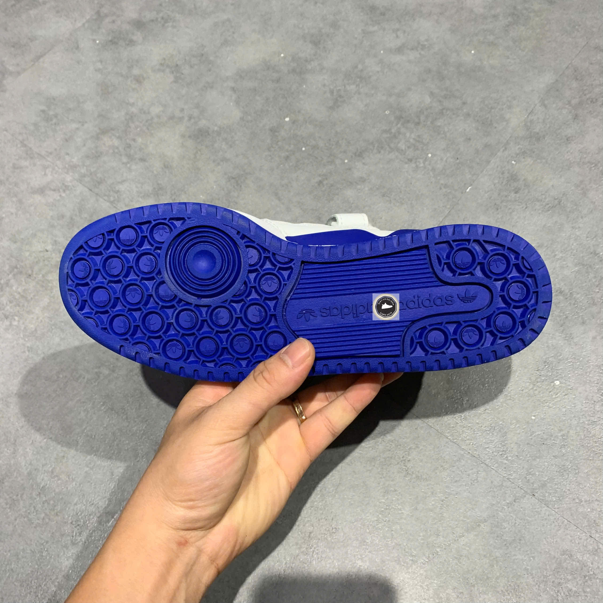 🔥 ADIDAS FORUM LOW ‘WHITE/ROYAL BLUE’ – SIZE 37 1/3 – PVN23011 – CHÍNH HÃNG