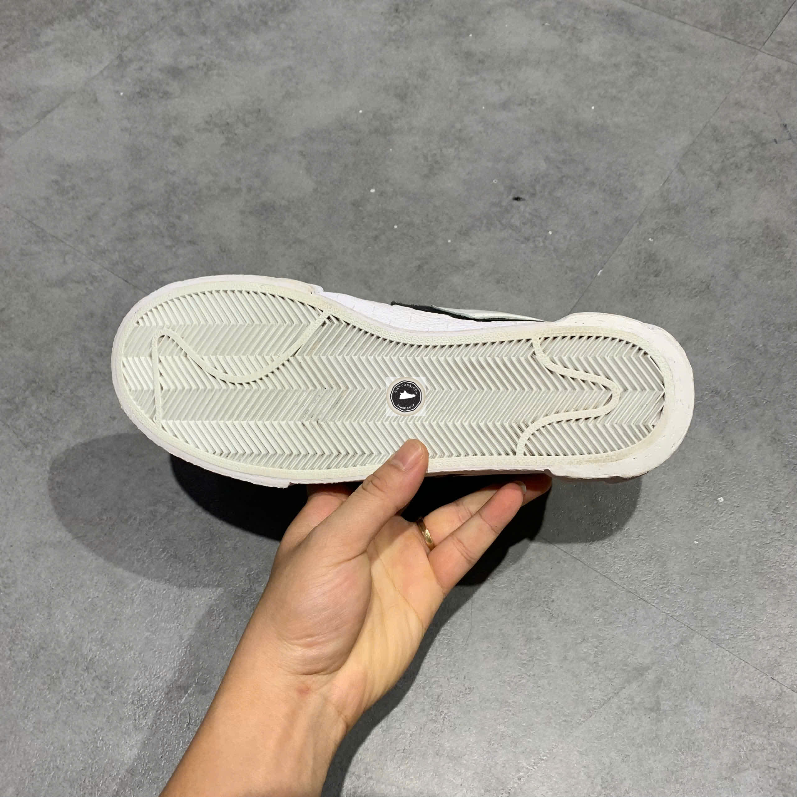 🔥 Nike Blazer Low Sacai Black Patent Leather – SIZE 40 – PVN22879 – CHÍNH HÃNG