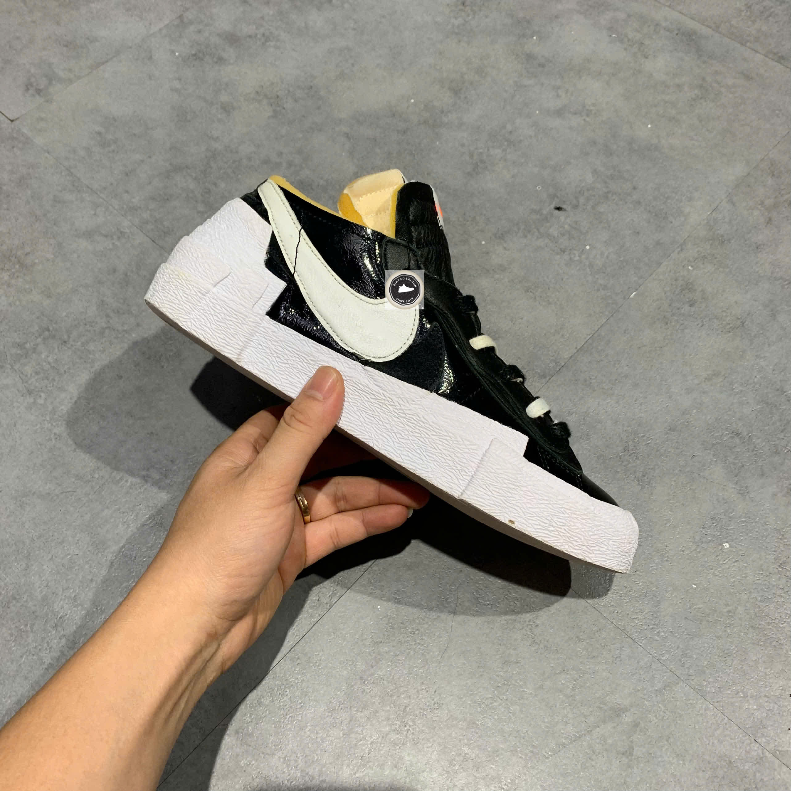 🔥 Nike Blazer Low Sacai Black Patent Leather – SIZE 40 – PVN22879 – CHÍNH HÃNG