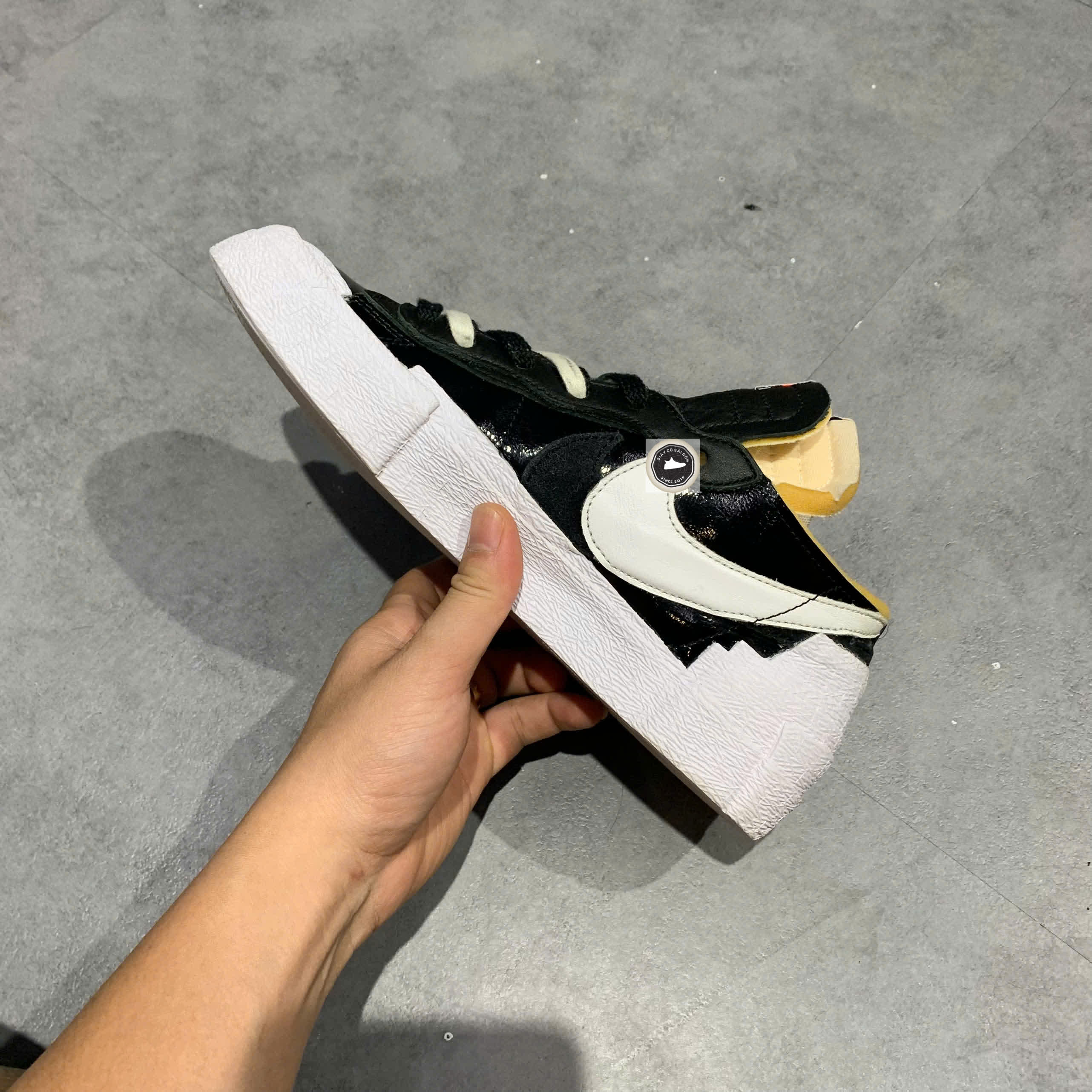 🔥 Nike Blazer Low Sacai Black Patent Leather – SIZE 40 – PVN22879 – CHÍNH HÃNG