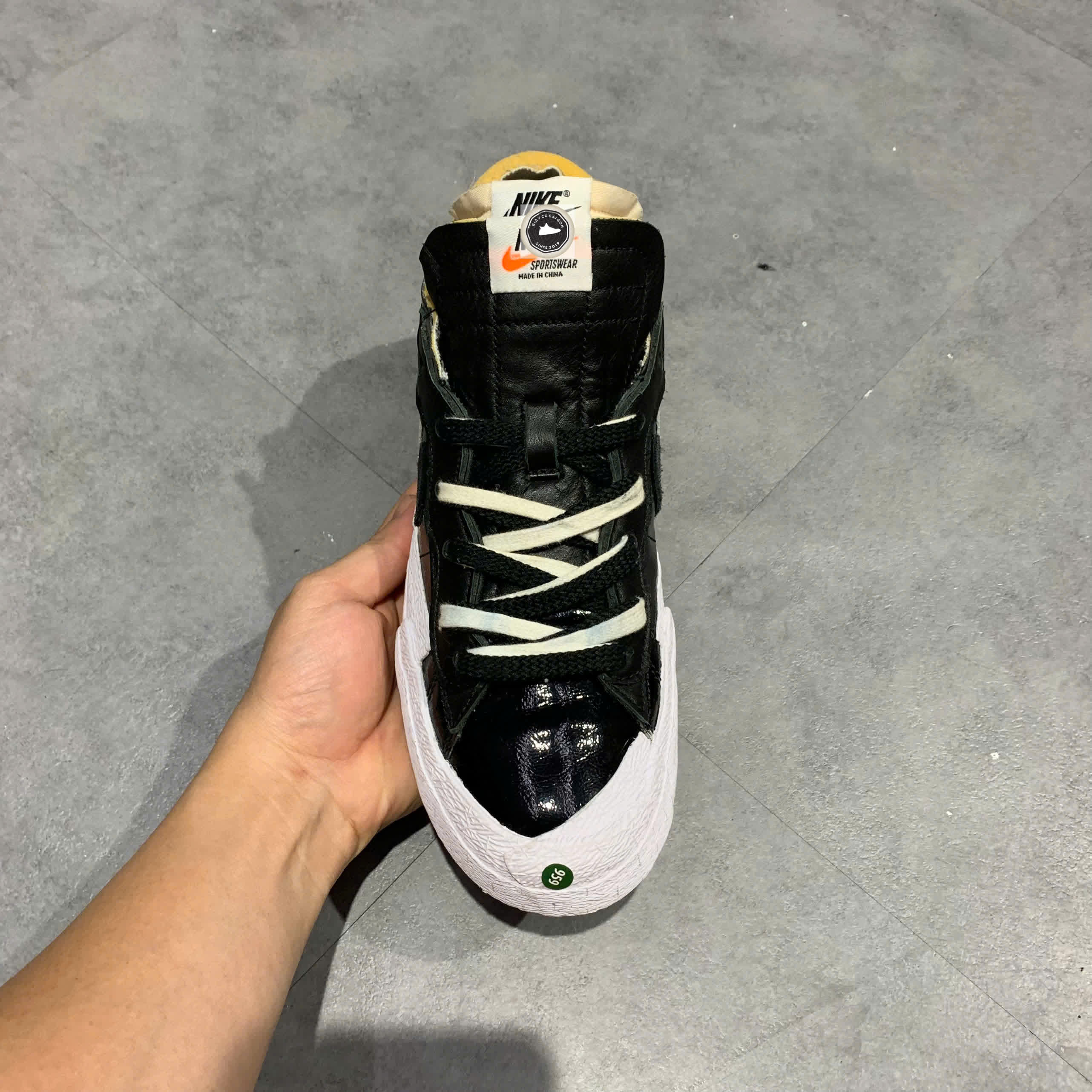 🔥 Nike Blazer Low Sacai Black Patent Leather – SIZE 40 – PVN22879 – CHÍNH HÃNG