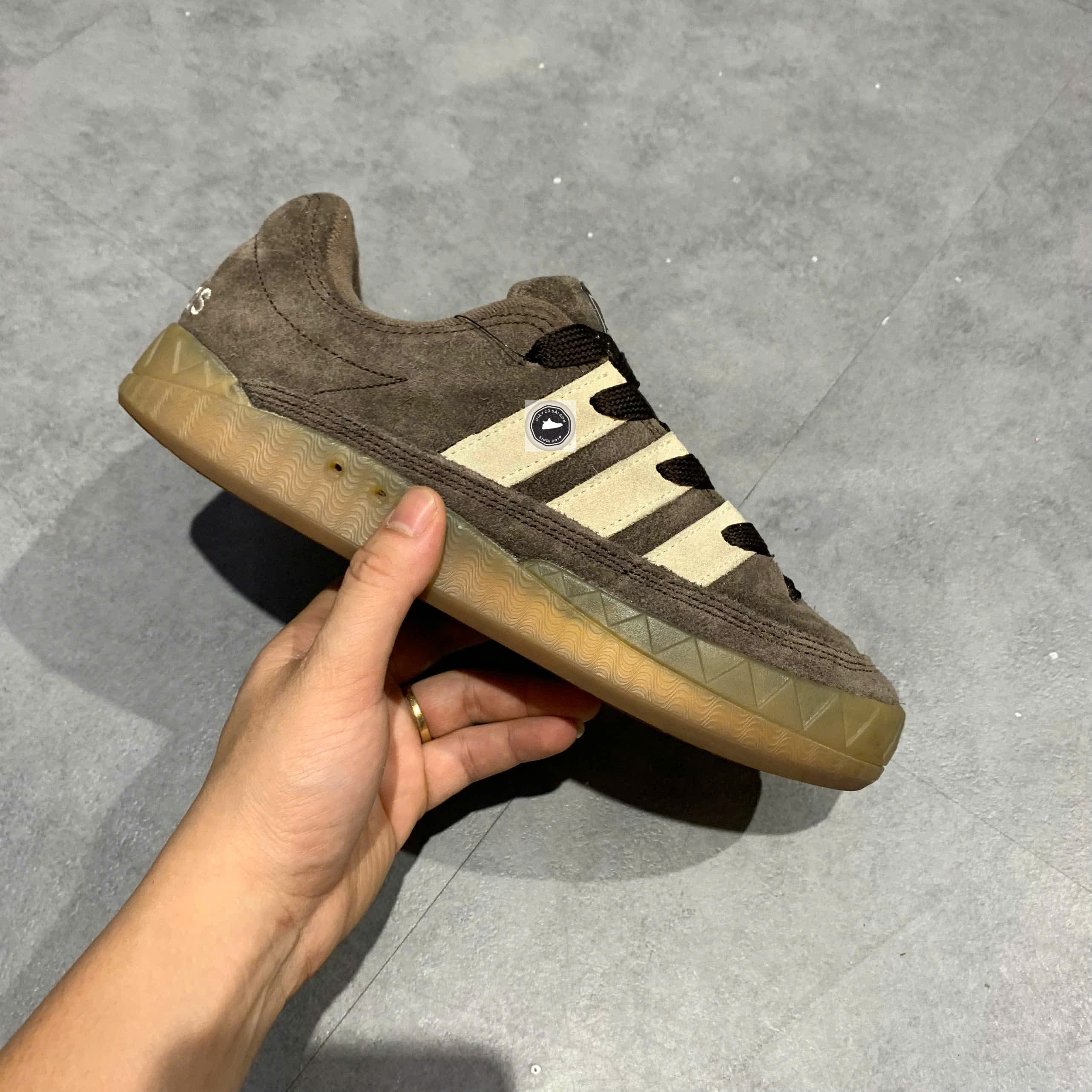 🔥 ADIDAS ADIMATIC ‘DARK BROWN / CLOUD WHITE / EARTH STRATA’ – SIZE 40 – PVN22871 – CHÍNH HÃNG