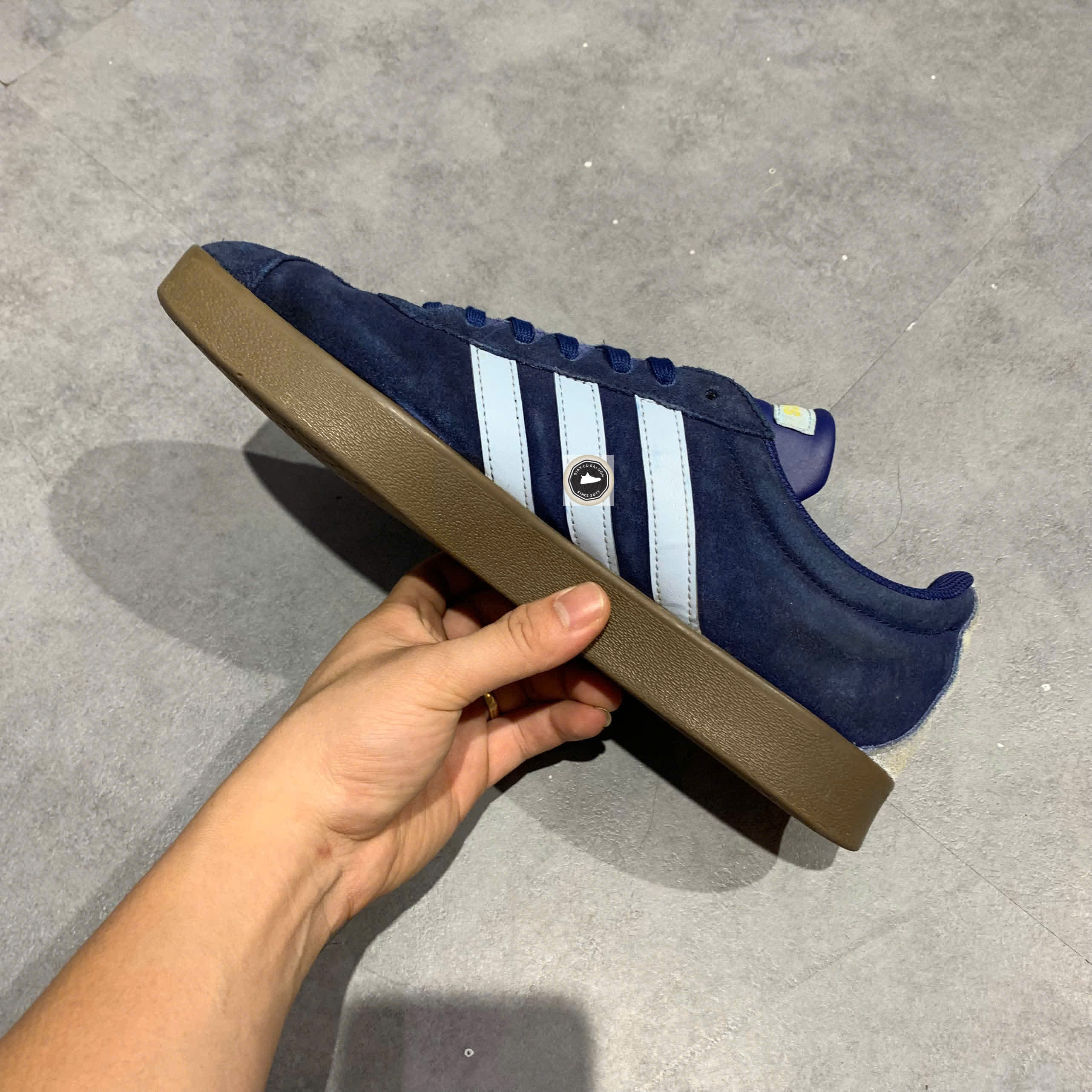 ADIDAS VL COURT 2.0 ‘NAVY / GUM’ – SIZE 44 – PVN23084 – CHÍNH HÃNG