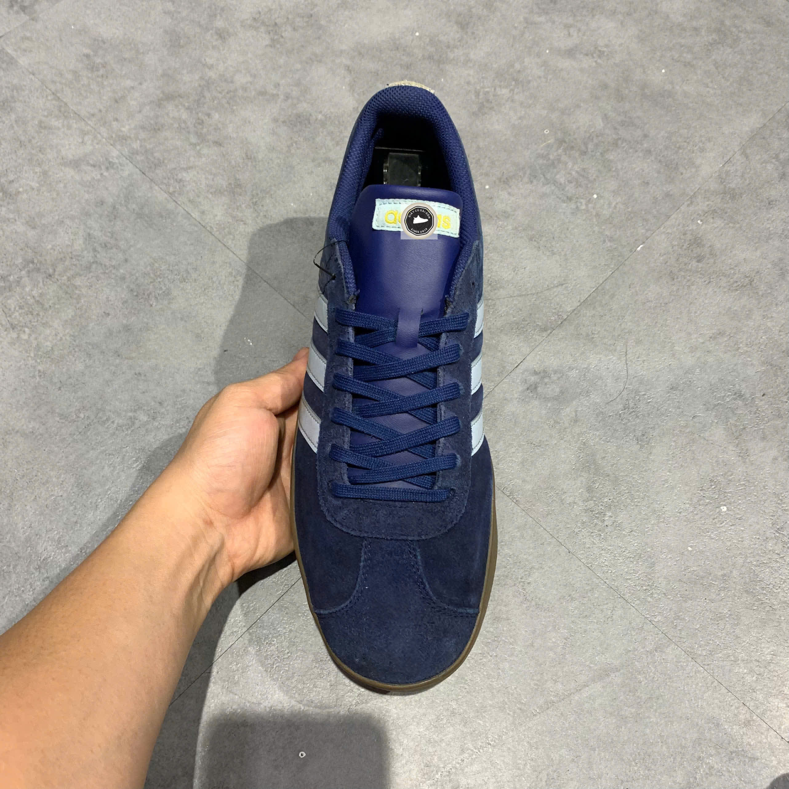 ADIDAS VL COURT 2.0 ‘NAVY / GUM’ – SIZE 44 – PVN23084 – CHÍNH HÃNG