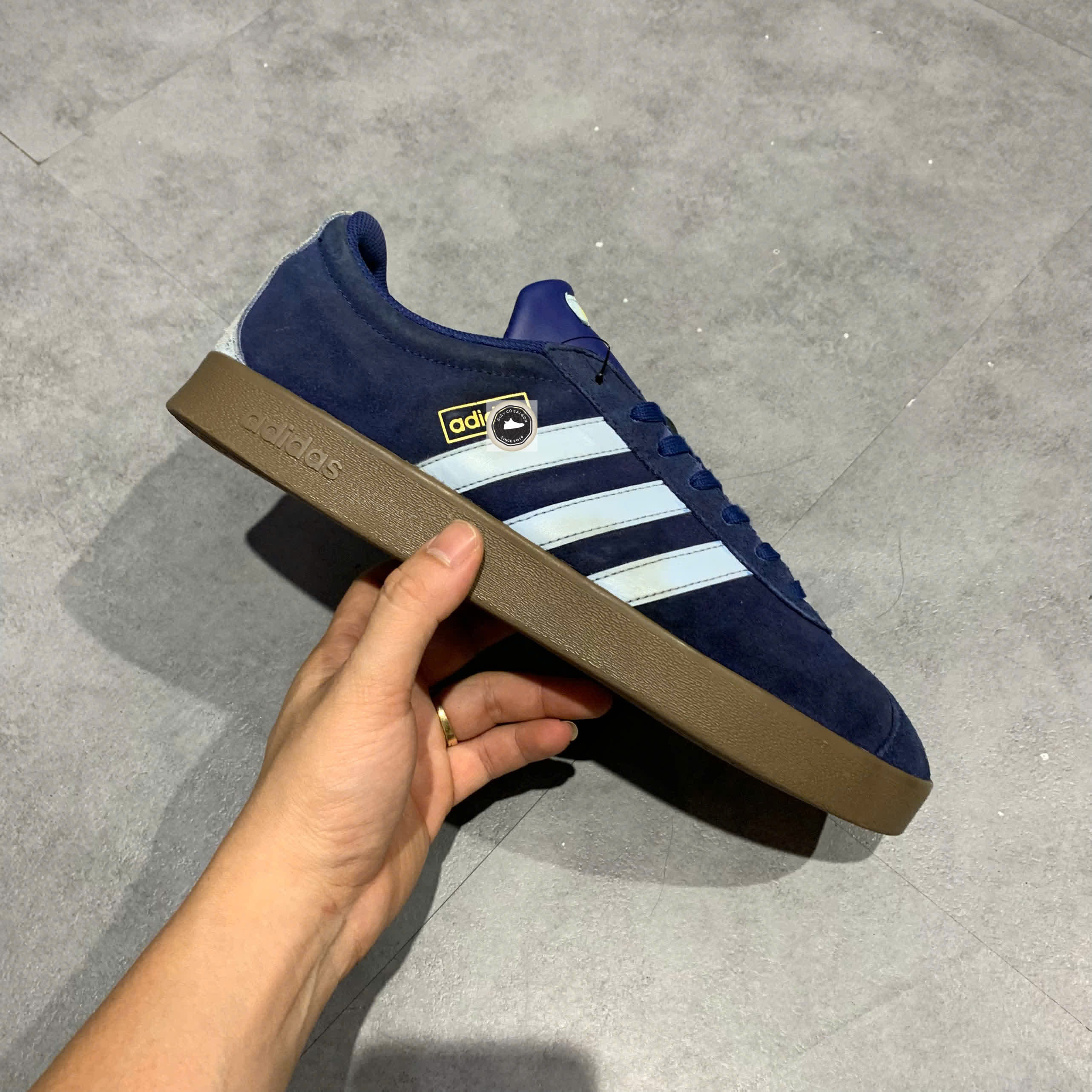 ADIDAS VL COURT 2.0 ‘NAVY / GUM’ – SIZE 44 – PVN23084 – CHÍNH HÃNG