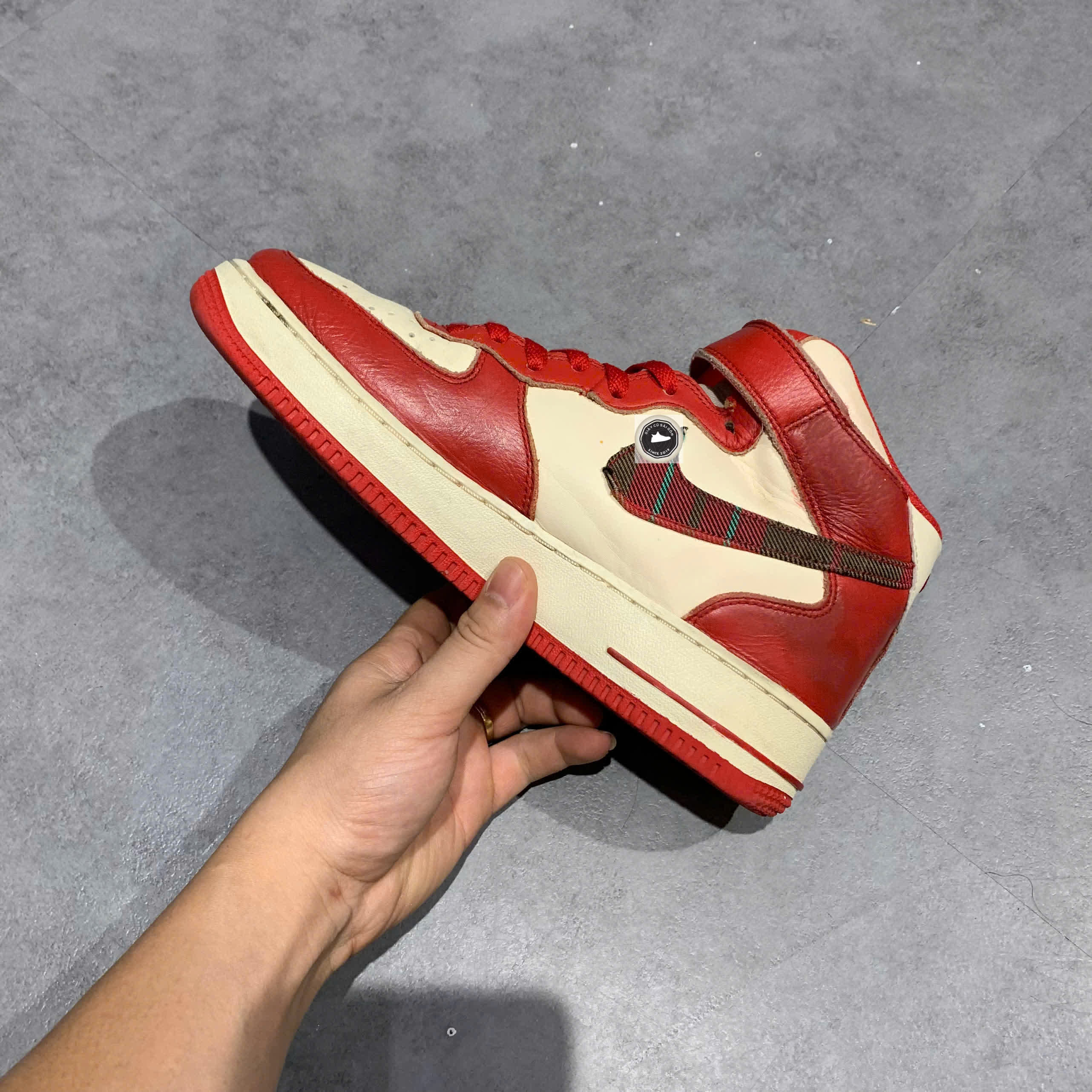 🔥 NIKE AIR FORCE 1 MID ’07 LX ‘RED PLAID’ – SIZE 40.5 – PVN23343 – CHÍNH HÃNG