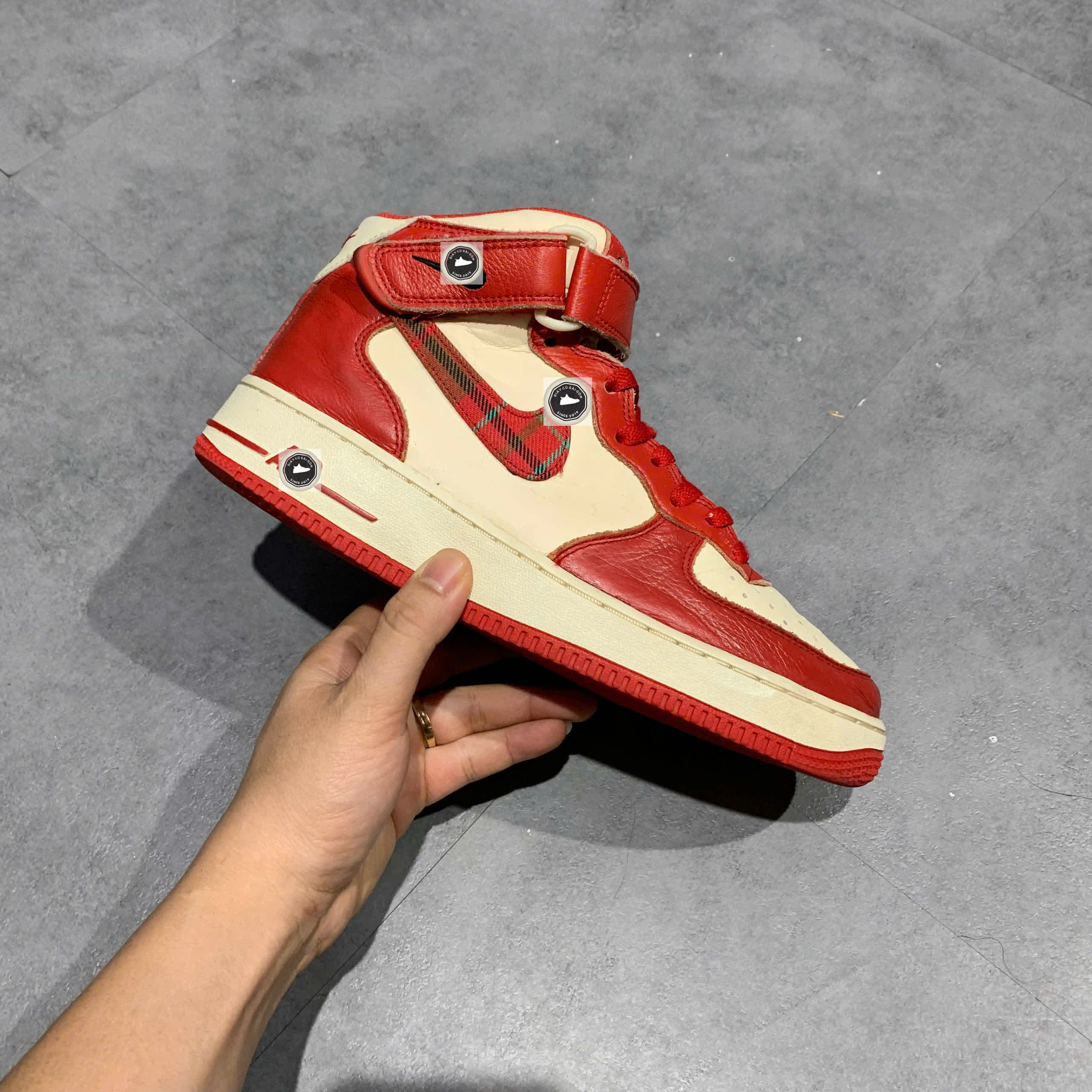 🔥 NIKE AIR FORCE 1 MID ’07 LX ‘RED PLAID’ – SIZE 40.5 – PVN23343 – CHÍNH HÃNG