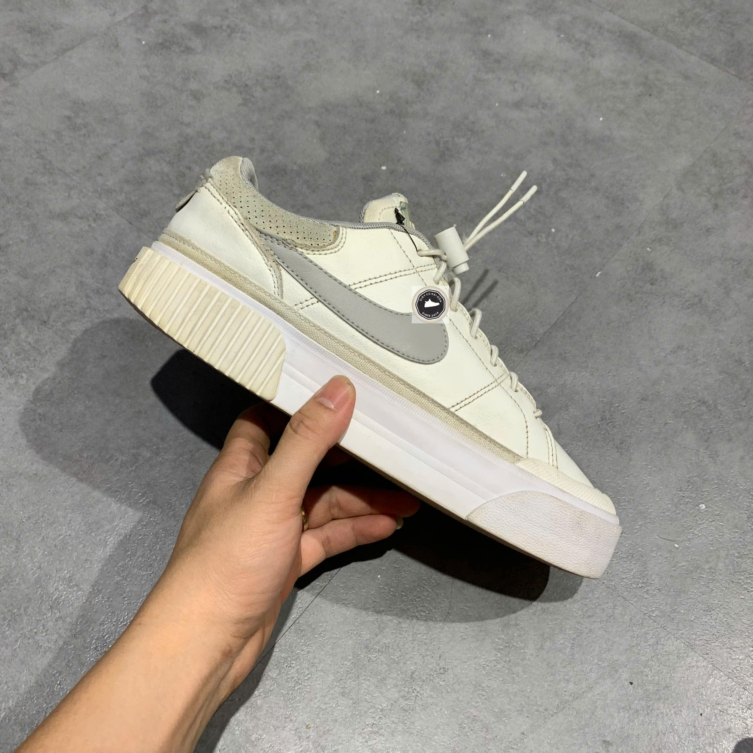 🔥 NIKE COURT LEGACY LIFT ‘SUMMIT WHITE / LIGHT SMOKE GREY’ – SIZE 40.5 – PVN23275 – CHÍNH HÃNG