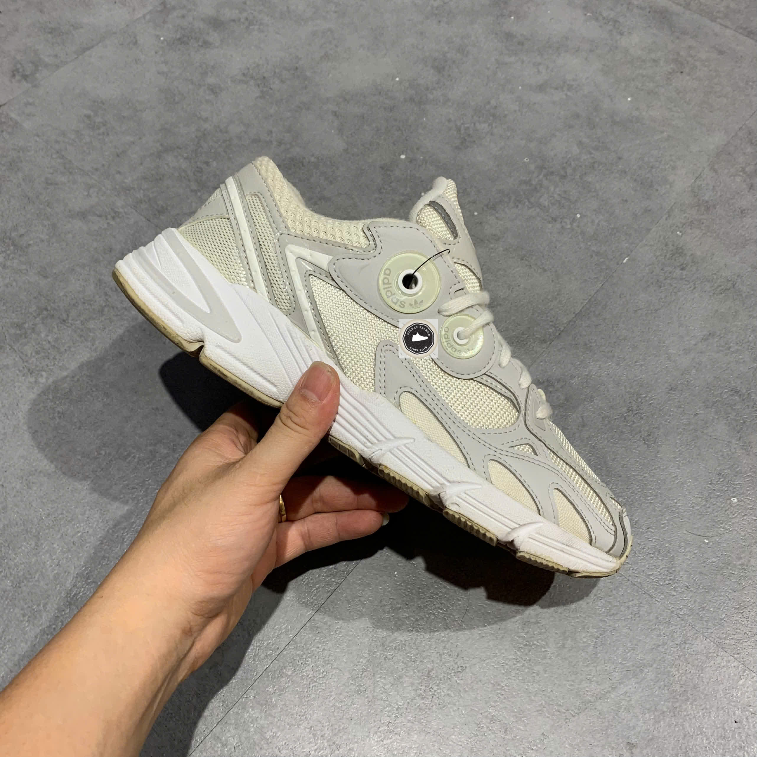 🔥 ADIDAS ORIGINALS ASTIR ‘WHITE GREY’ – SIZE 40 – PVN23207 – CHÍNH HÃNG