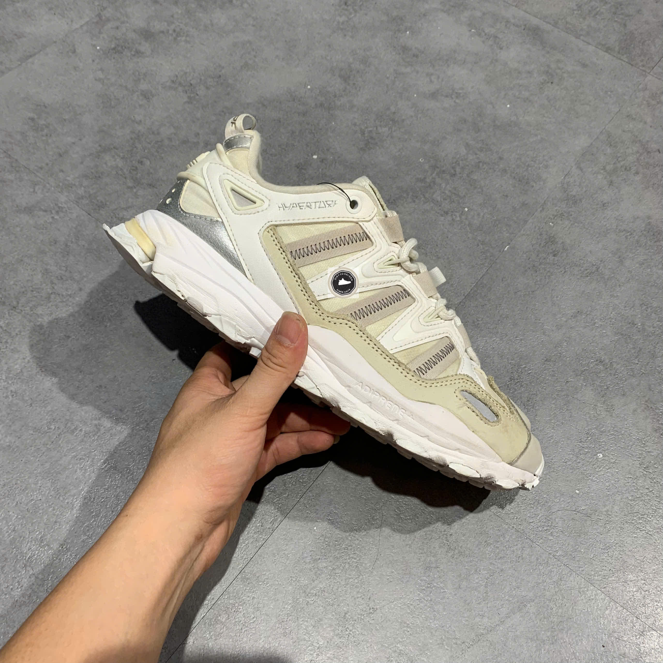 🔥 ADIDAS HYPERTURF ‘WHITE SILVER METALLIC’ – SIZE 41 1/3 – PVN23284 – CHÍNH HÃNG