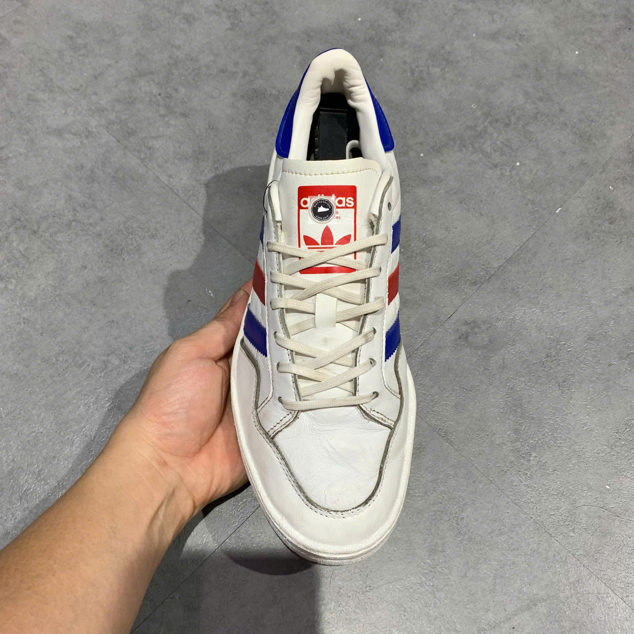 🔥 ADIDAS TEAM COURT ‘WHITE/ROYAL SCARLET’ – SIZE 41 1/3 – PVN23617 – CHÍNH HÃNG