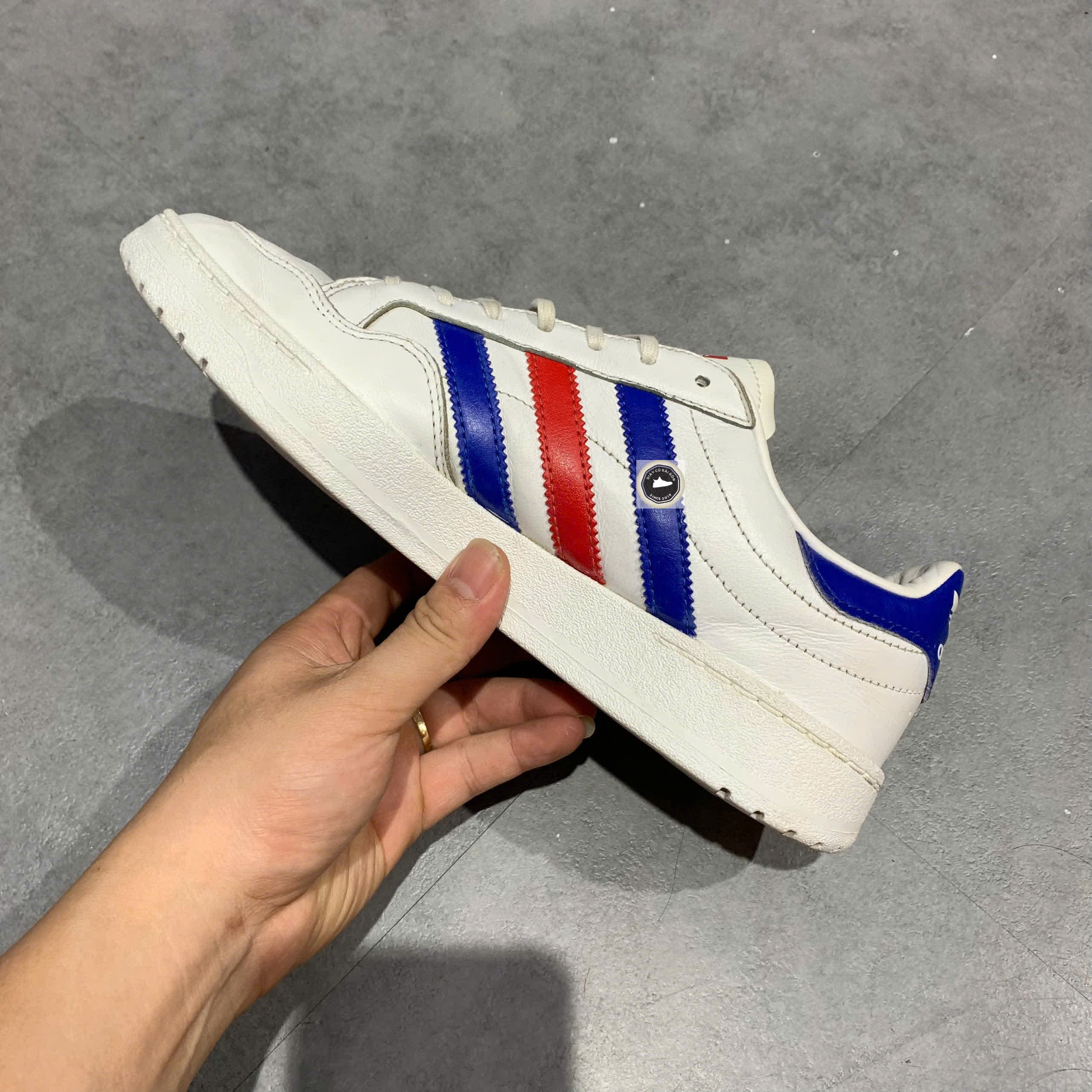 🔥 ADIDAS TEAM COURT ‘WHITE/ROYAL SCARLET’ – SIZE 41 1/3 – PVN23617 – CHÍNH HÃNG