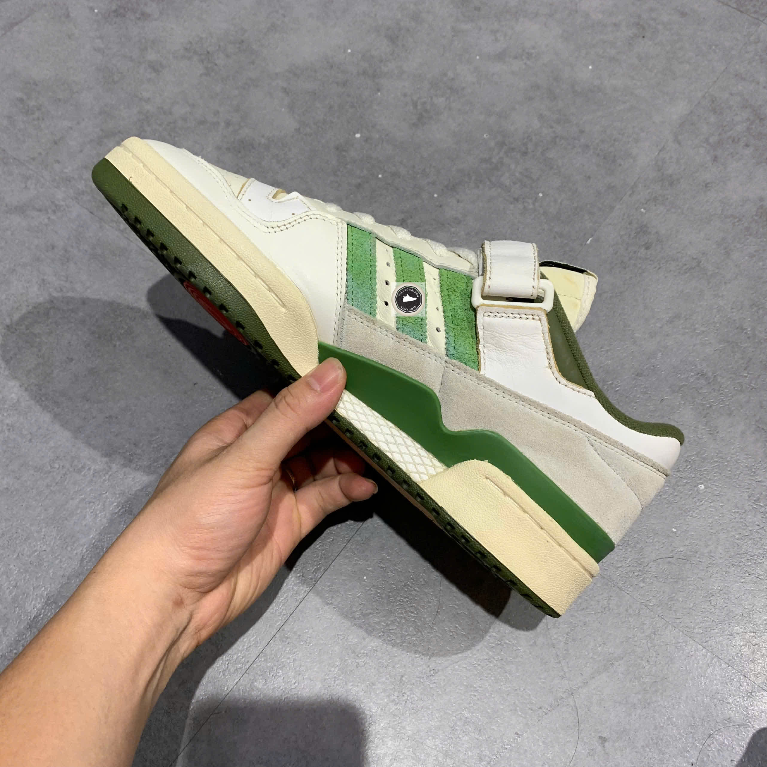 🔥 ADIDAS FORUM 84 LOW ‘WHITE CREW GREEN’ – SIZE 43 1/3 – PVN23403 – CHÍNH HÃNG