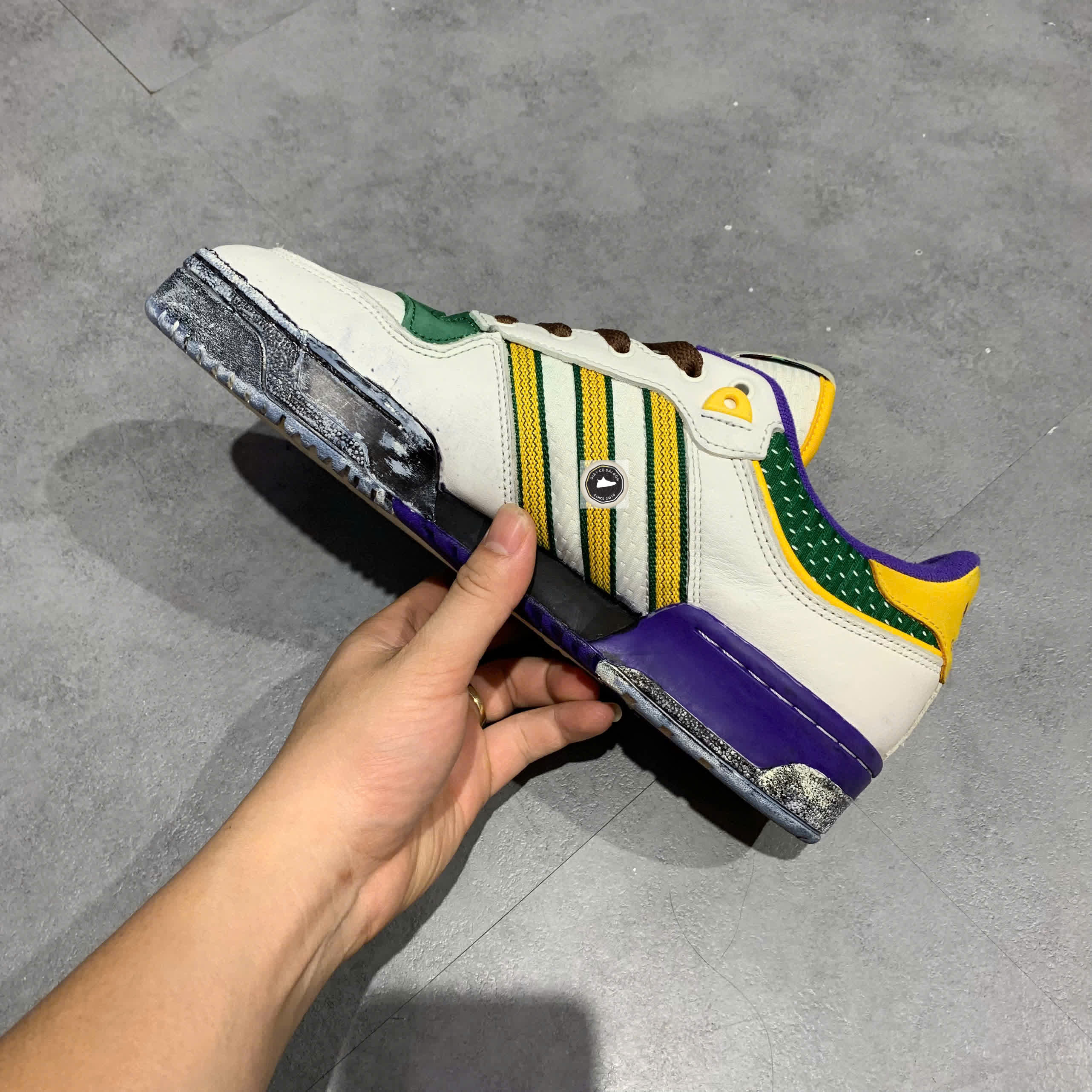 🔥 ADIDAS ORIGINALS RIVALRY LOW 86 ‘CRYSTAL WHITE / ENERGY INK / BOLD GOLD’ – SIZE 42 2/3 – PVN23617 – CHÍNH HÃNG