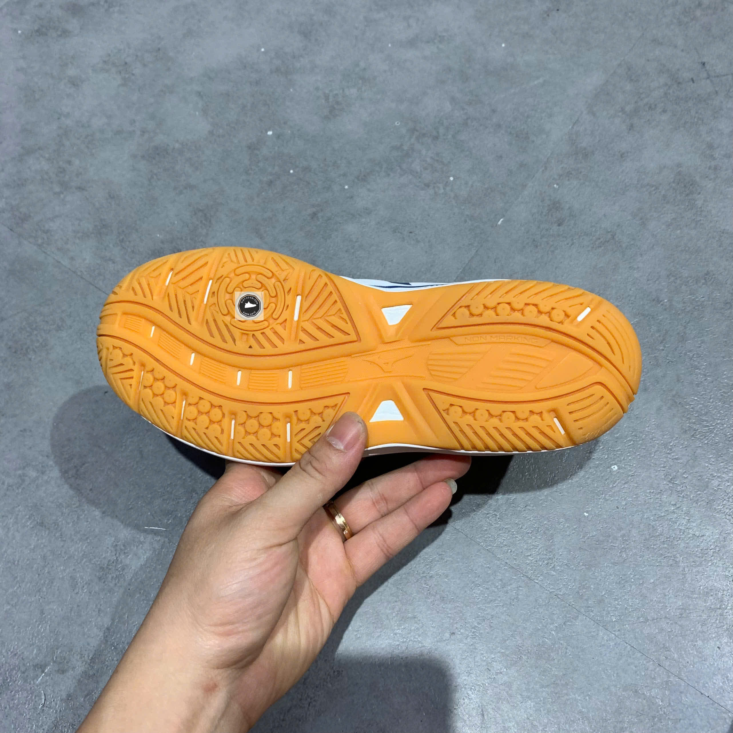 🔥 MIZUNO SKY BLASTER 4 WIDE “WHITE/BLUE” – SIZE 36.5 – PVN23896 – CHÍNH HÃNG