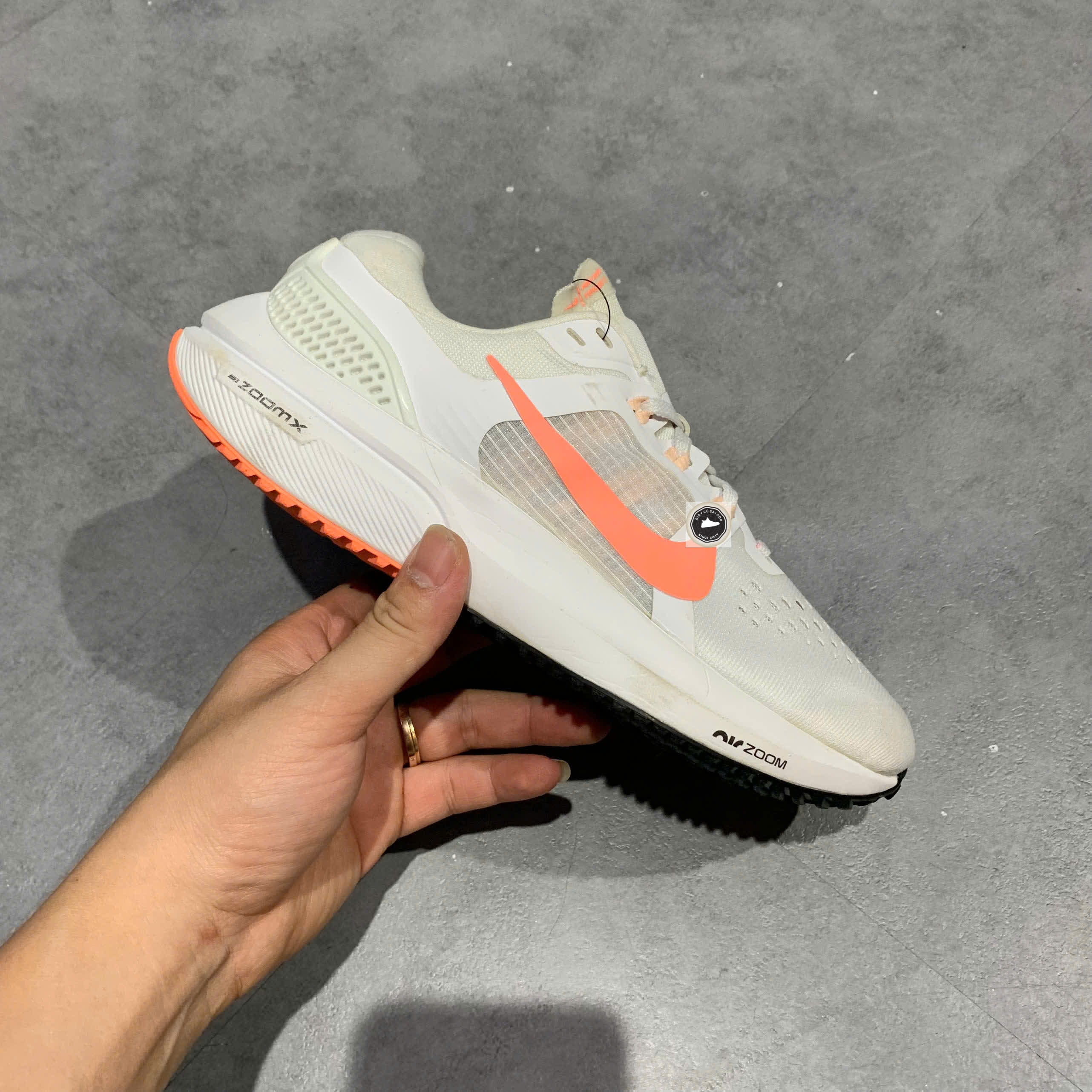 🔥 NIKE AIR ZOOM VOMERO 15 “WHITE/CRIMSON TINT” – SIZE 36.5 – PVN23940 – CHÍNH HÃNG