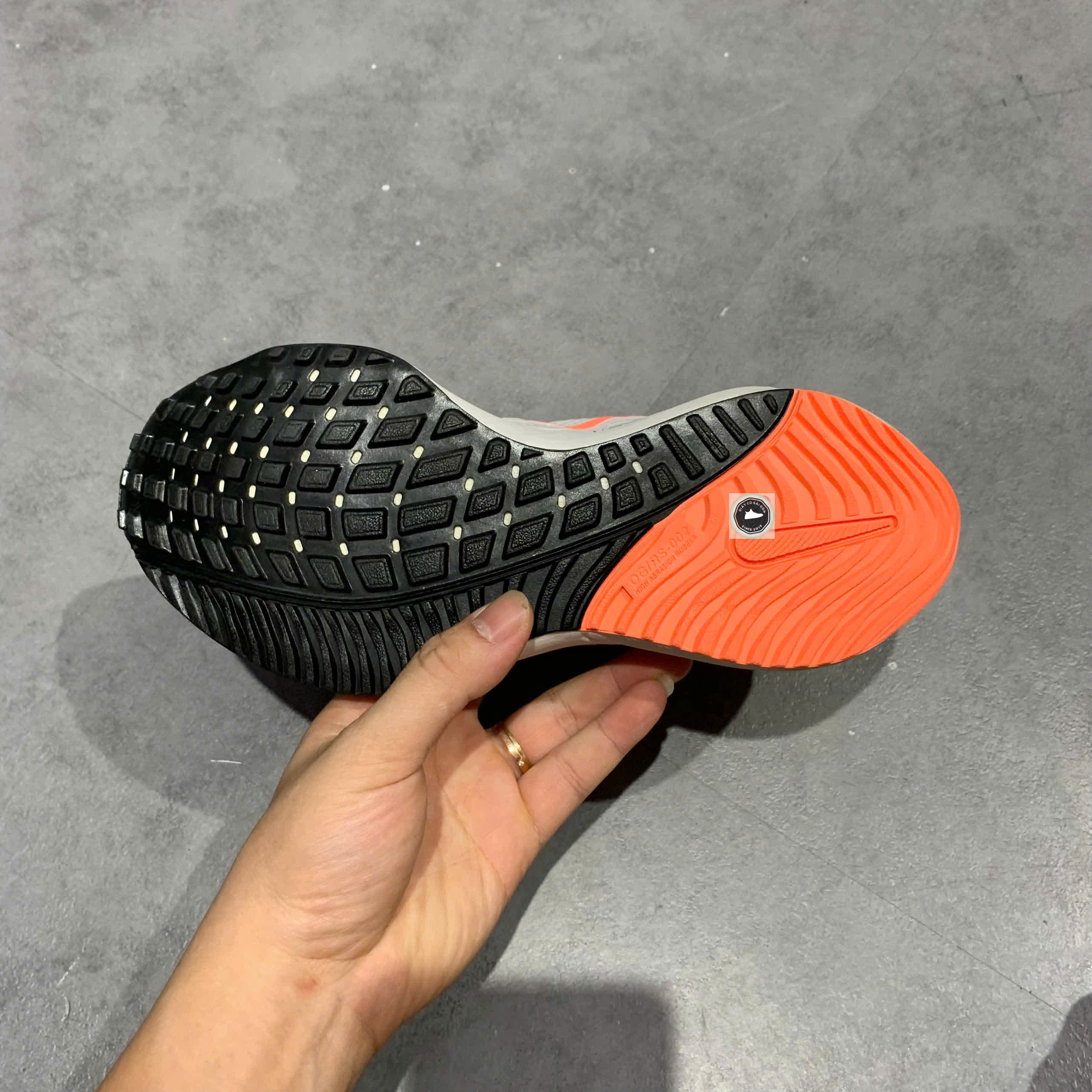 🔥 NIKE AIR ZOOM VOMERO 15 “WHITE/CRIMSON TINT” – SIZE 36.5 – PVN23940 – CHÍNH HÃNG