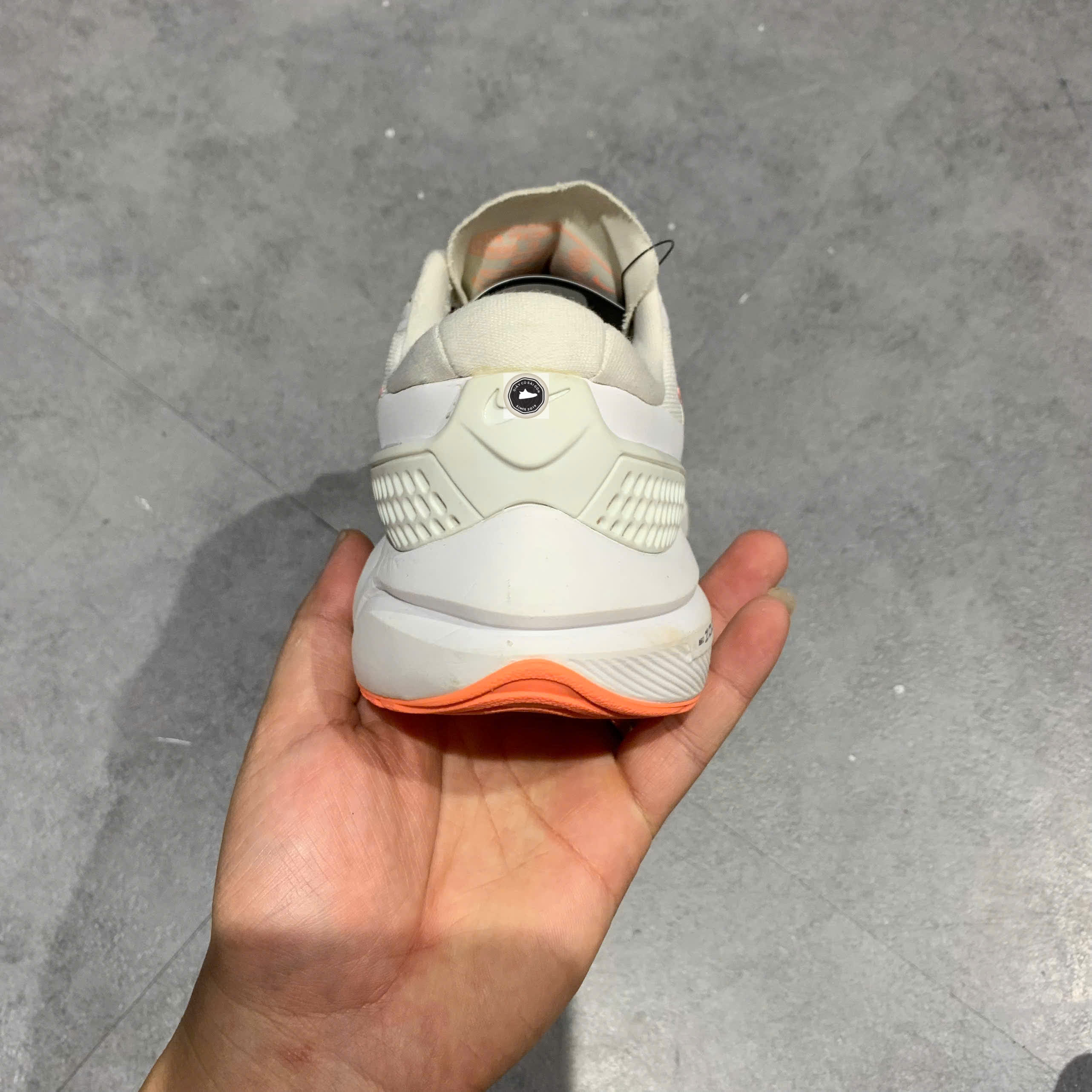 🔥 NIKE AIR ZOOM VOMERO 15 “WHITE/CRIMSON TINT” – SIZE 36.5 – PVN23940 – CHÍNH HÃNG