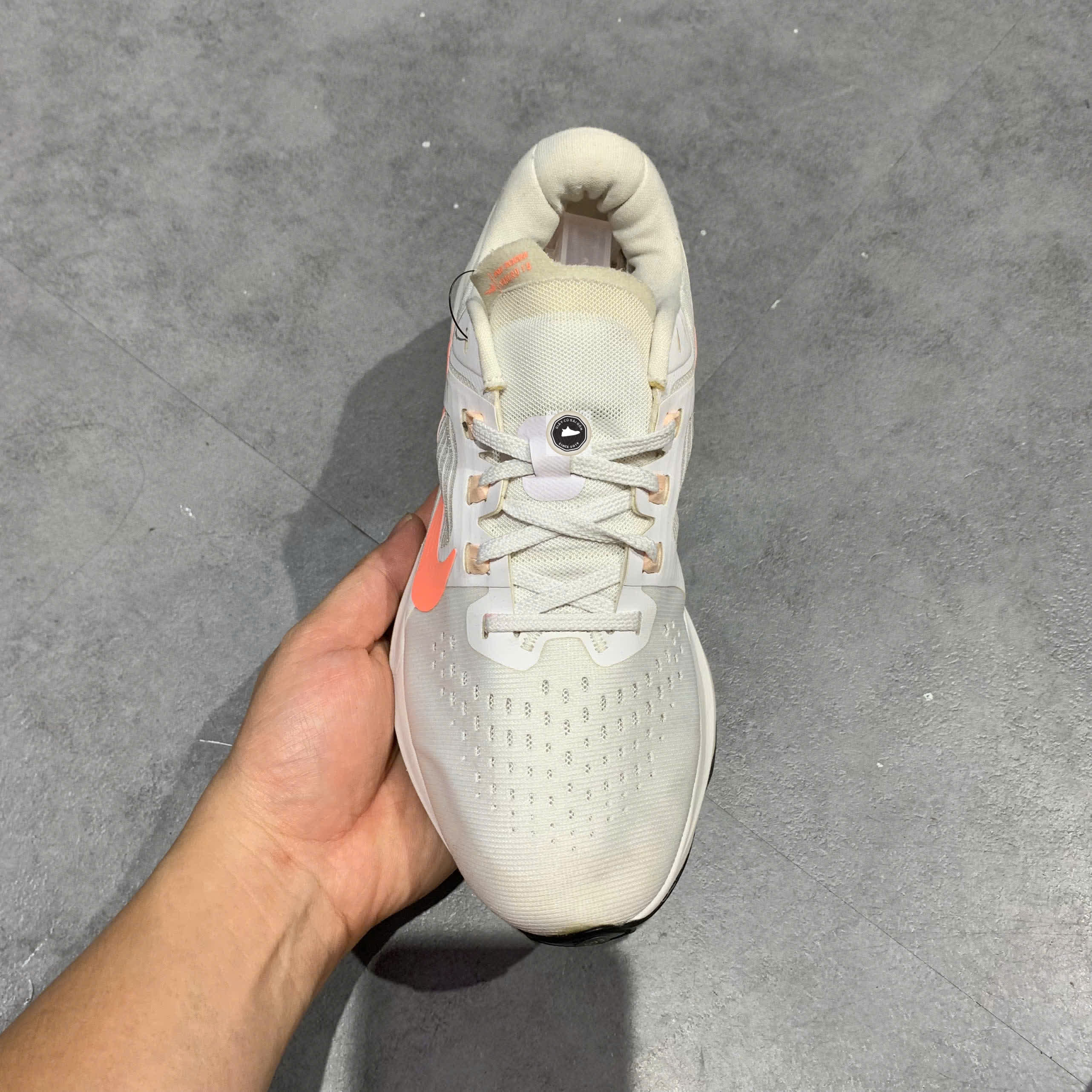 🔥 NIKE AIR ZOOM VOMERO 15 “WHITE/CRIMSON TINT” – SIZE 36.5 – PVN23940 – CHÍNH HÃNG