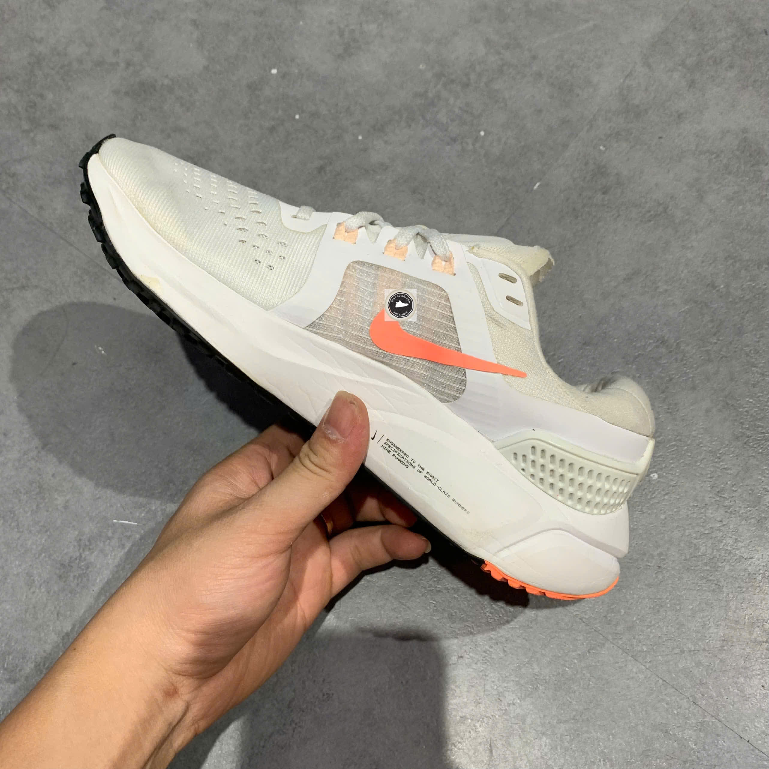 🔥 NIKE AIR ZOOM VOMERO 15 “WHITE/CRIMSON TINT” – SIZE 36.5 – PVN23940 – CHÍNH HÃNG