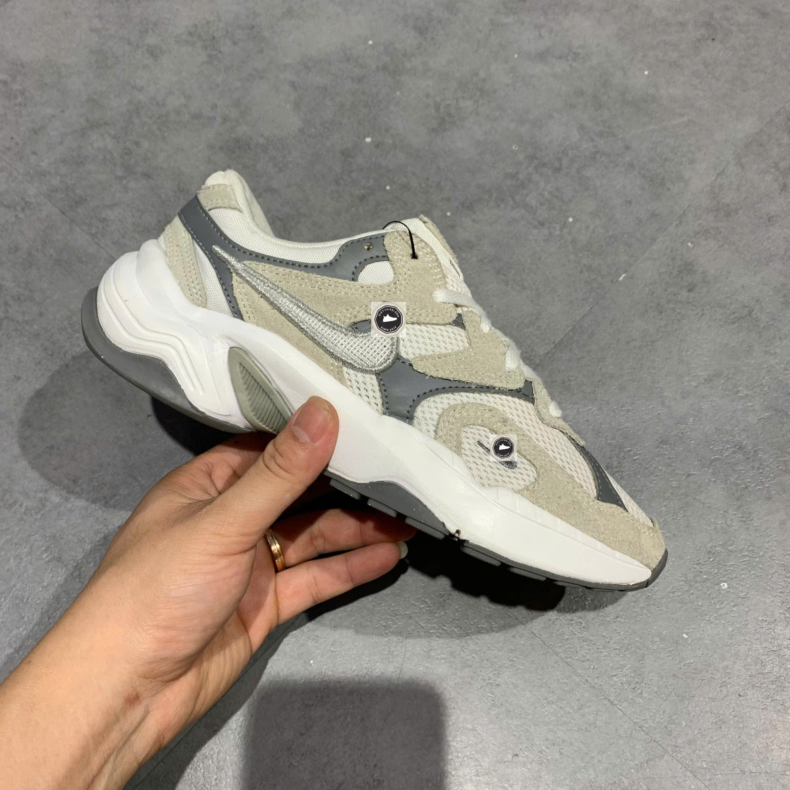 🔥 NIKE AL8 “WHITE/SMOKE GREY/BLACK/METALLIC SILVER” – SIZE 36.5 – PVN23968 – CHÍNH HÃNG