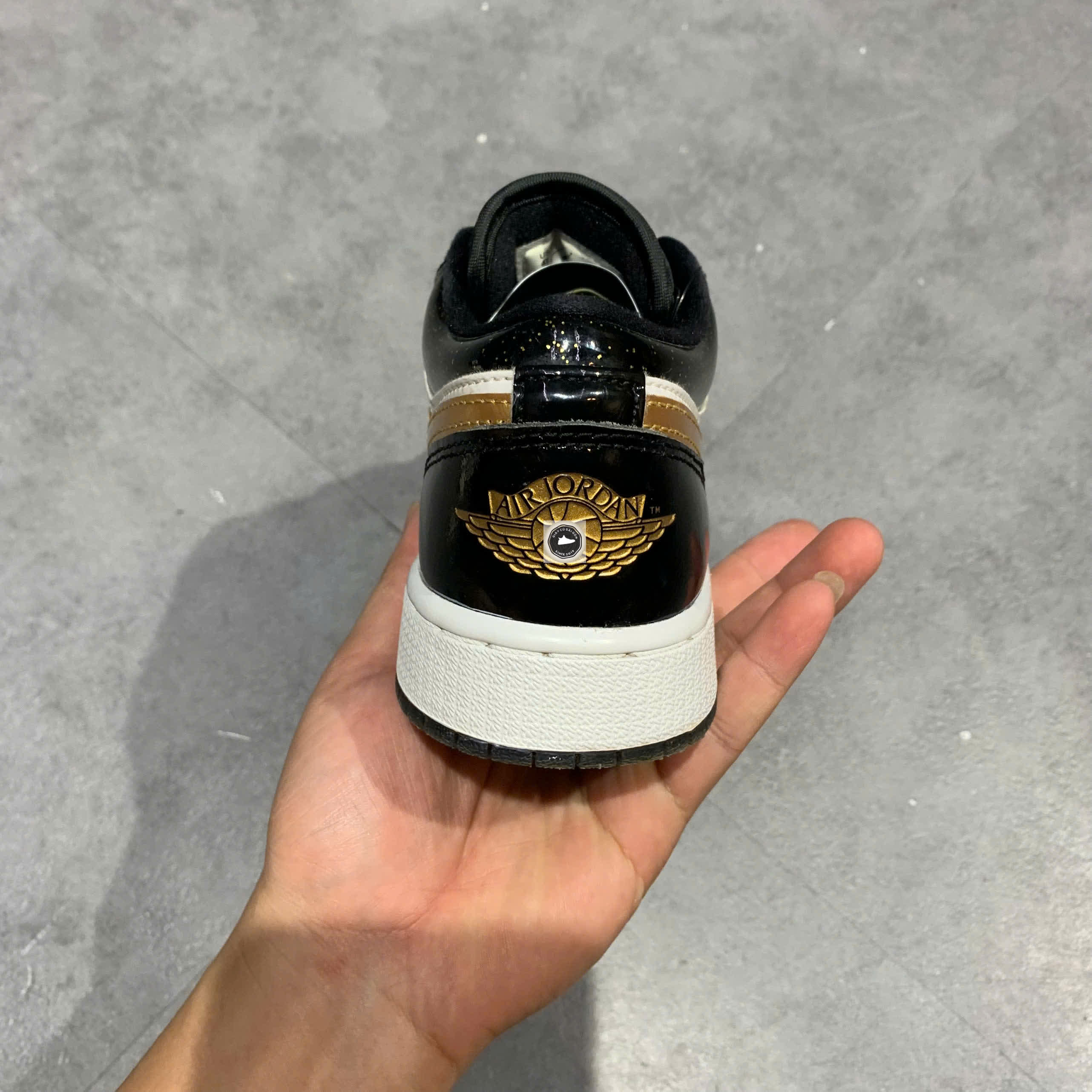 🔥 AIR JORDAN 1 LOW “GOLD TOE” – SIZE 36 – PVN23967 – CHÍNH HÃNG