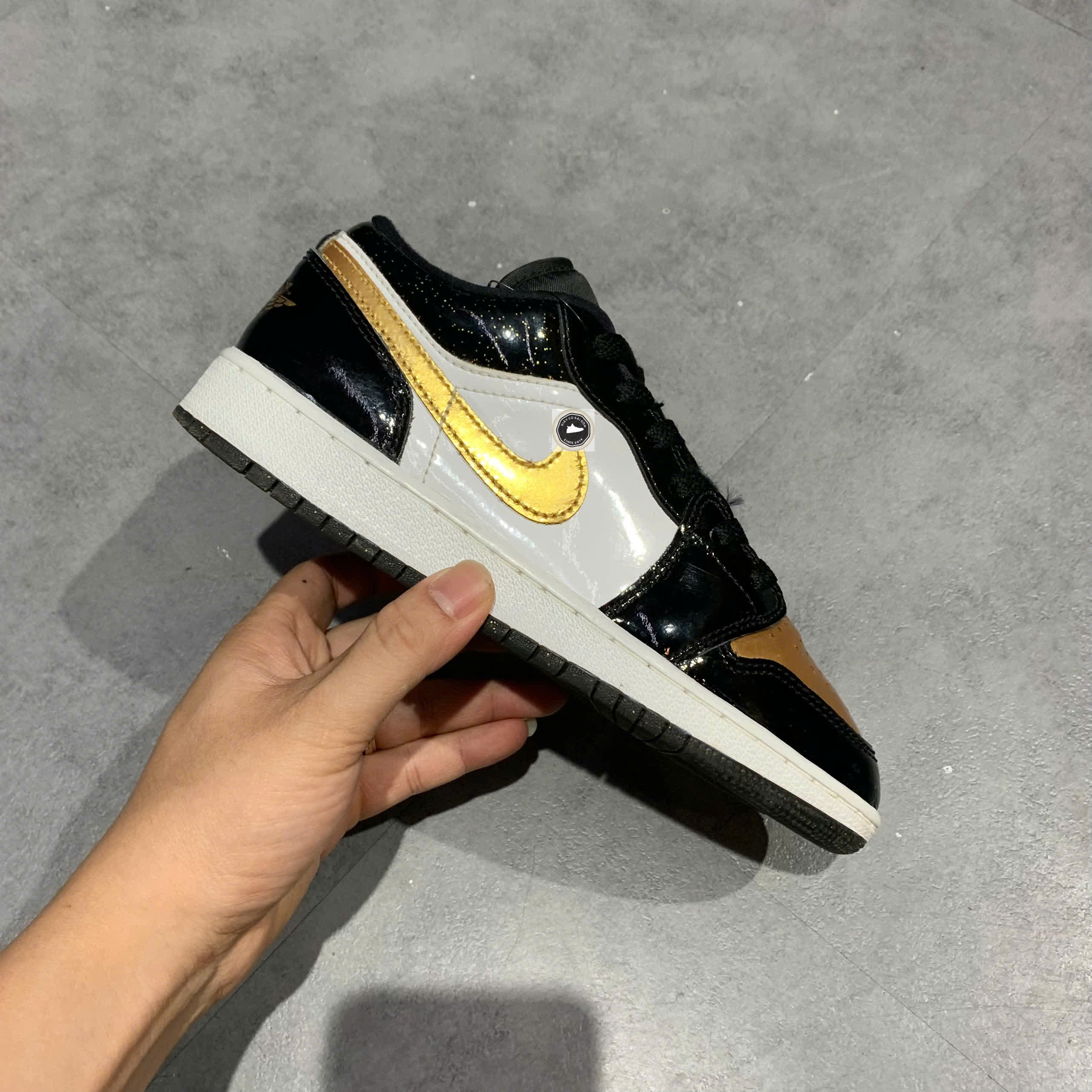 🔥 AIR JORDAN 1 LOW “GOLD TOE” – SIZE 36 – PVN23967 – CHÍNH HÃNG