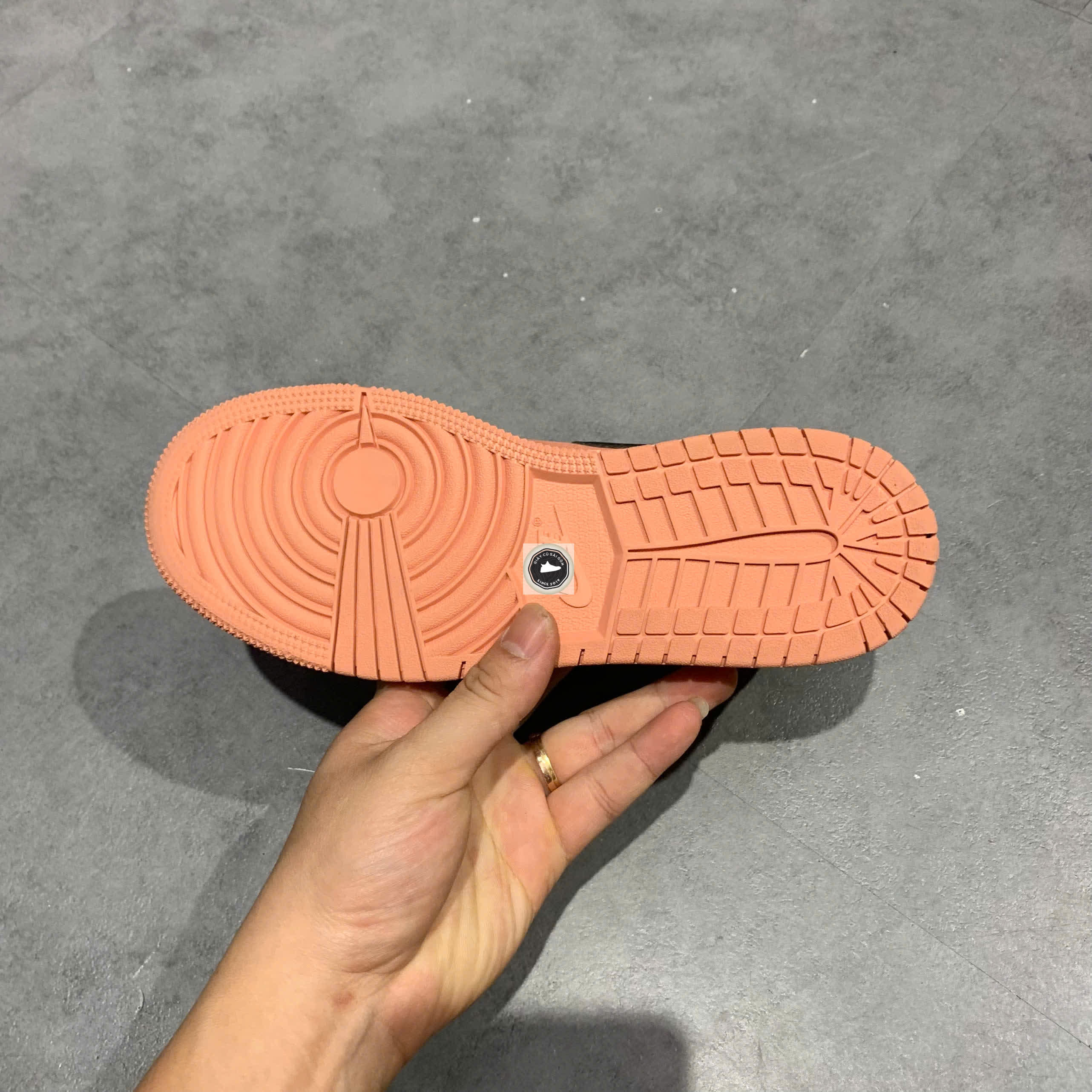 🔥 NIKE AIR JORDAN 1 LOW “LIGHT MADDER ROOT” – SIZE 36 – PVN23727 – CHÍNH HÃNG