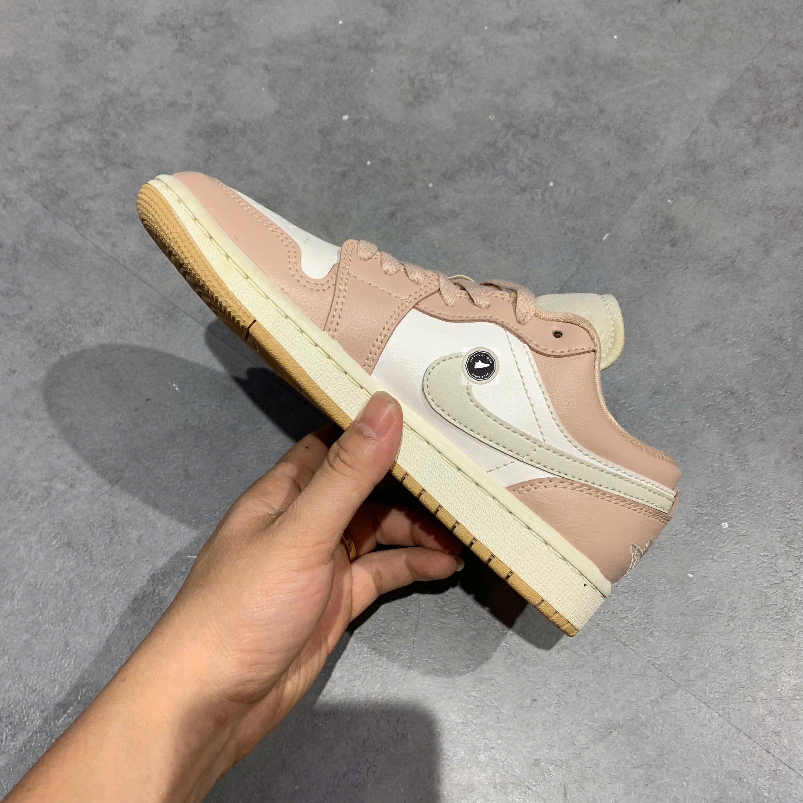 🔥 AIR JORDAN 1 LOW “PARTICLE BEIGE” – SIZE 35.5 – PVN23889 – CHÍNH HÃNG