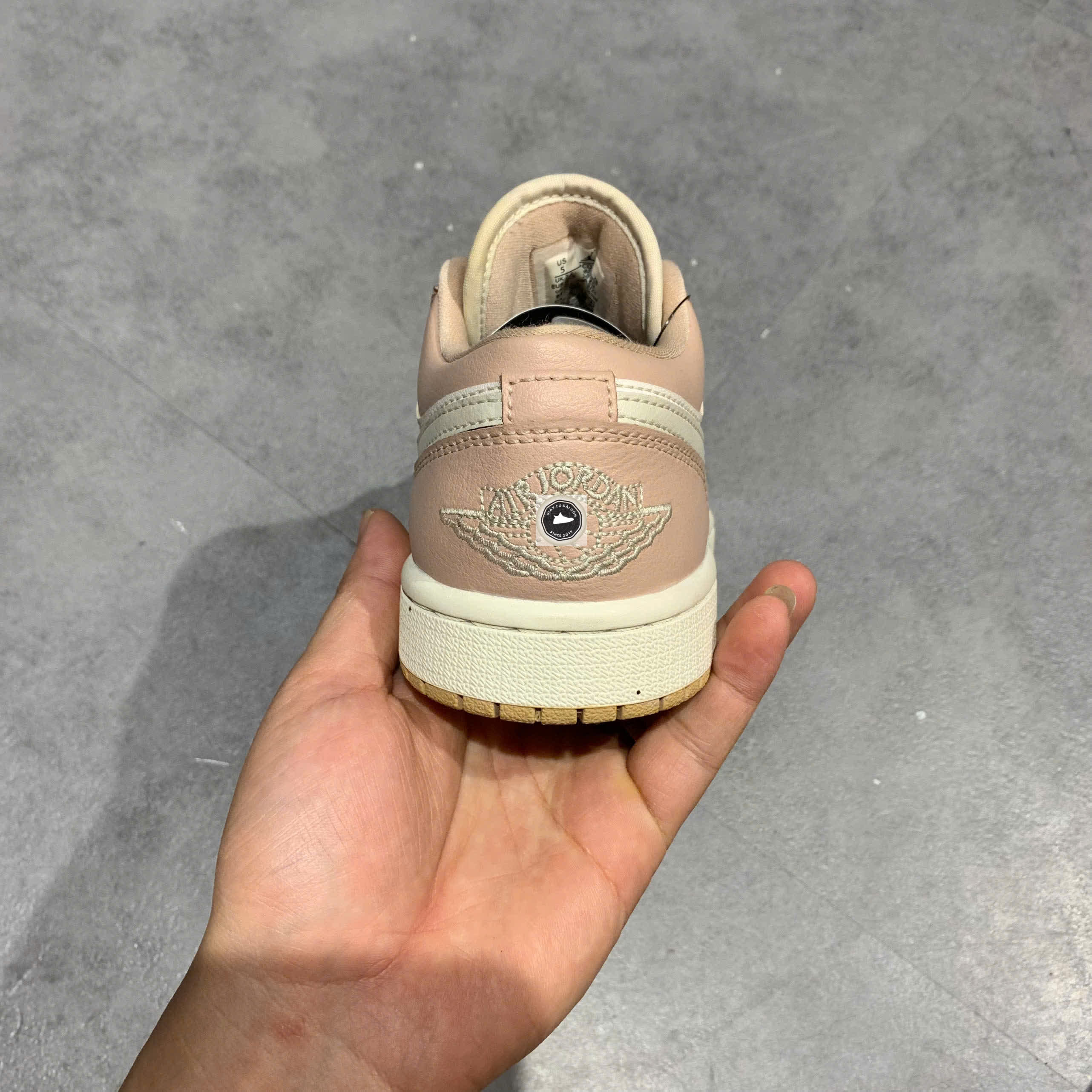 🔥 AIR JORDAN 1 LOW “PARTICLE BEIGE” – SIZE 35.5 – PVN23889 – CHÍNH HÃNG