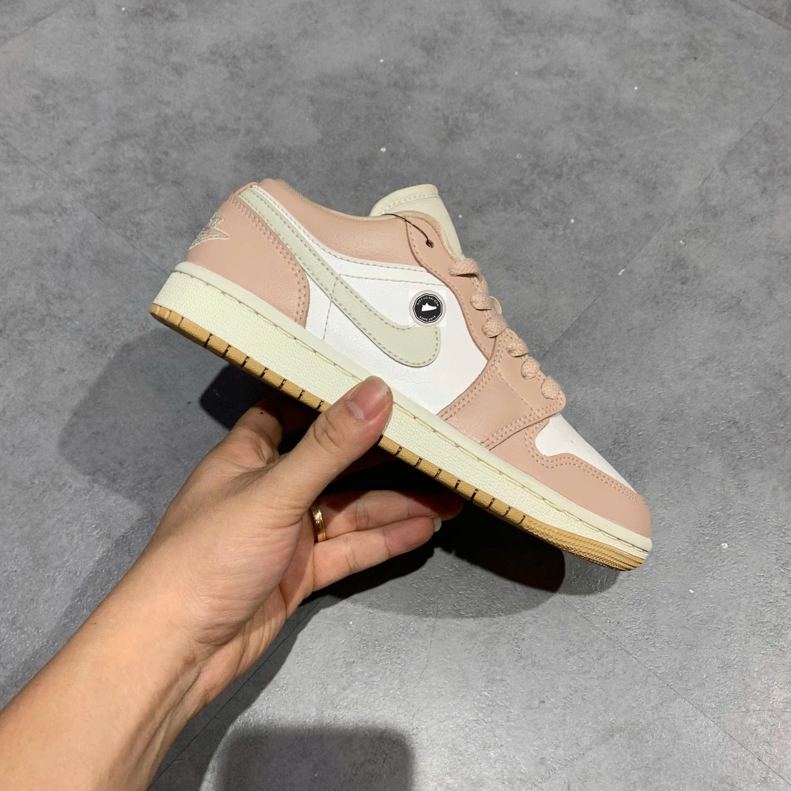 🔥 AIR JORDAN 1 LOW “PARTICLE BEIGE” – SIZE 35.5 – PVN23889 – CHÍNH HÃNG