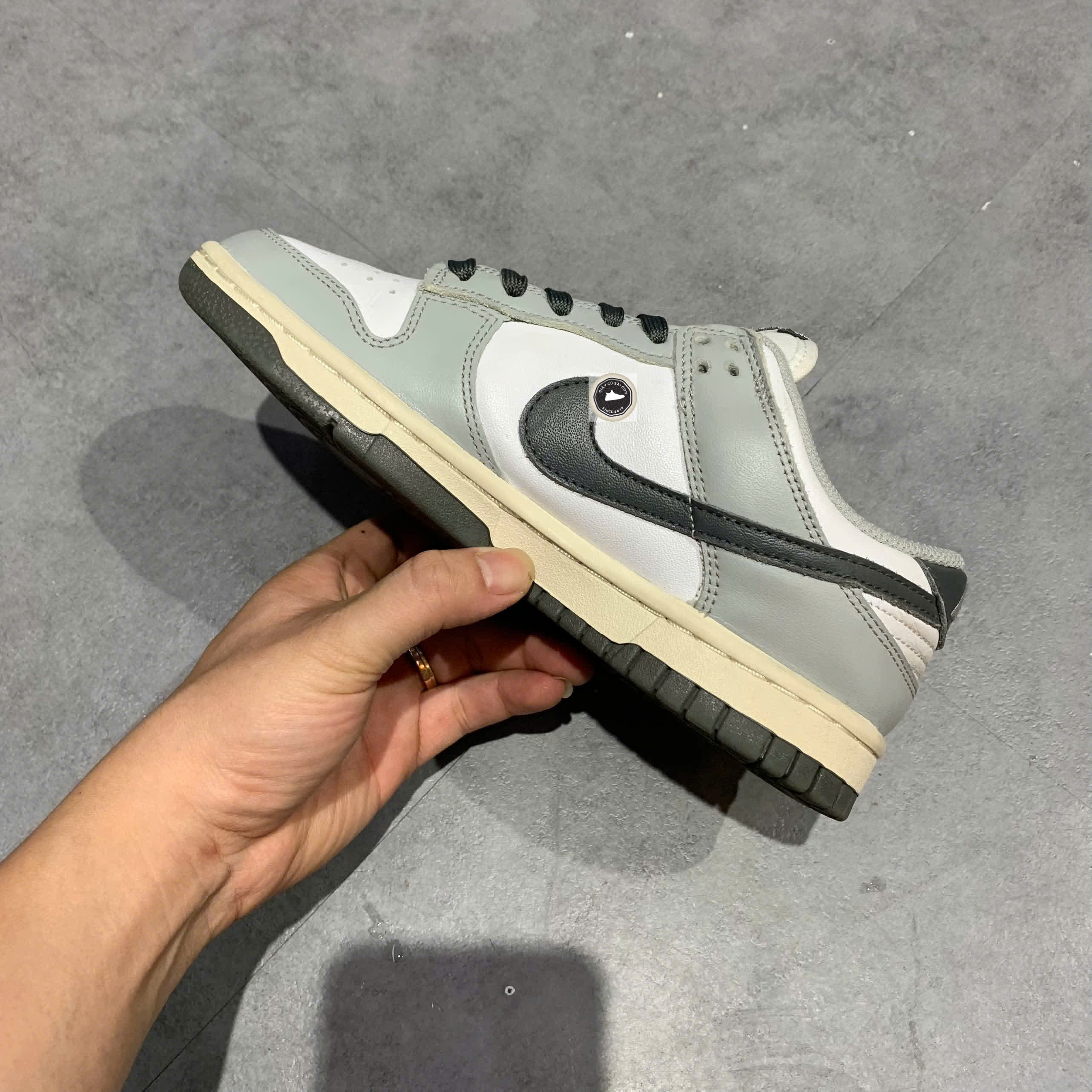 🔥 NIKE DUNK LOW “LIGHT SMOKE GREY” – SIZE 36.5 – PVN23995 – CHÍNH HÃNG
