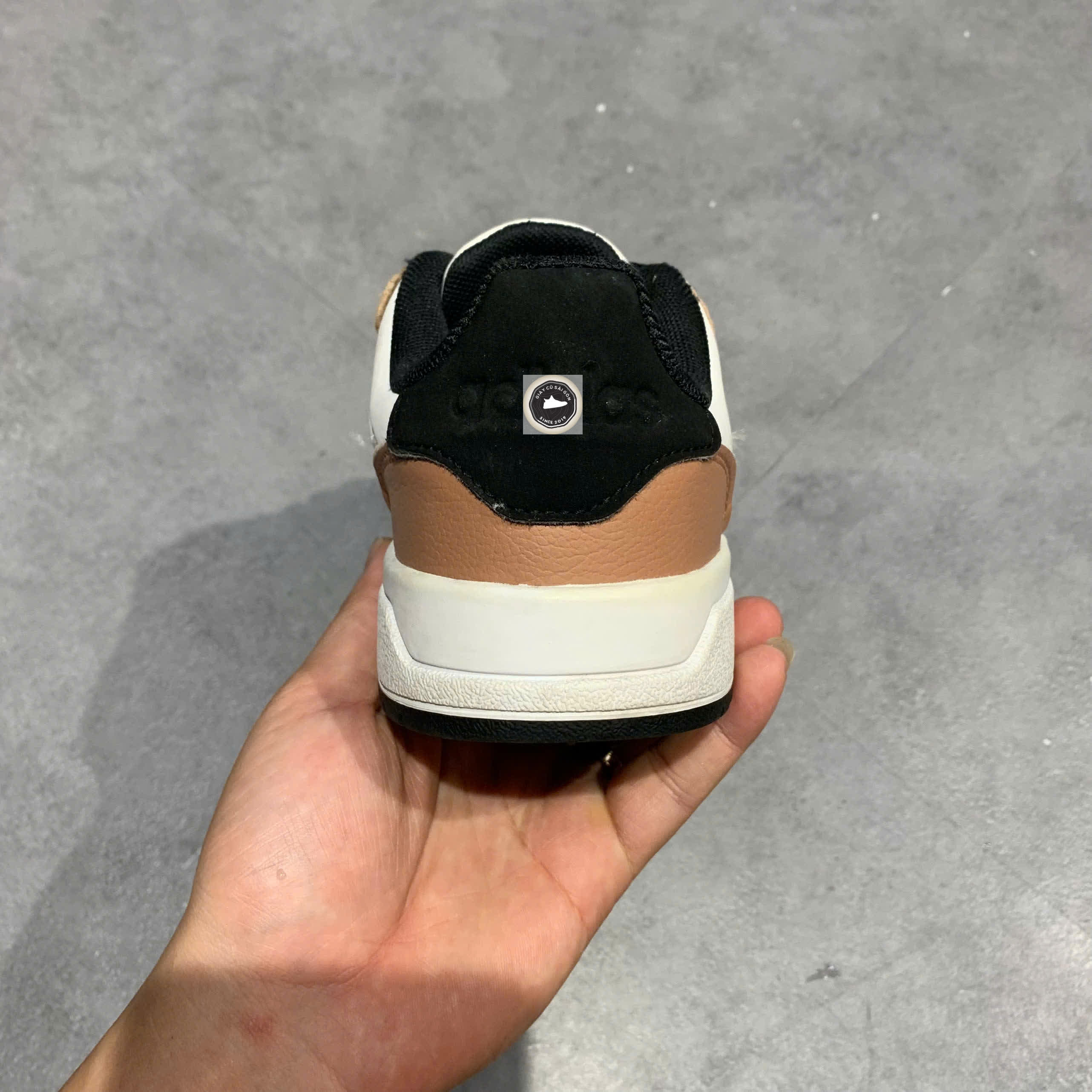 🔥 ADIDAS ENTRAP “WHITE BLACK BROWN” – SIZE 36 – PVN23987 – CHÍNH HÃNG