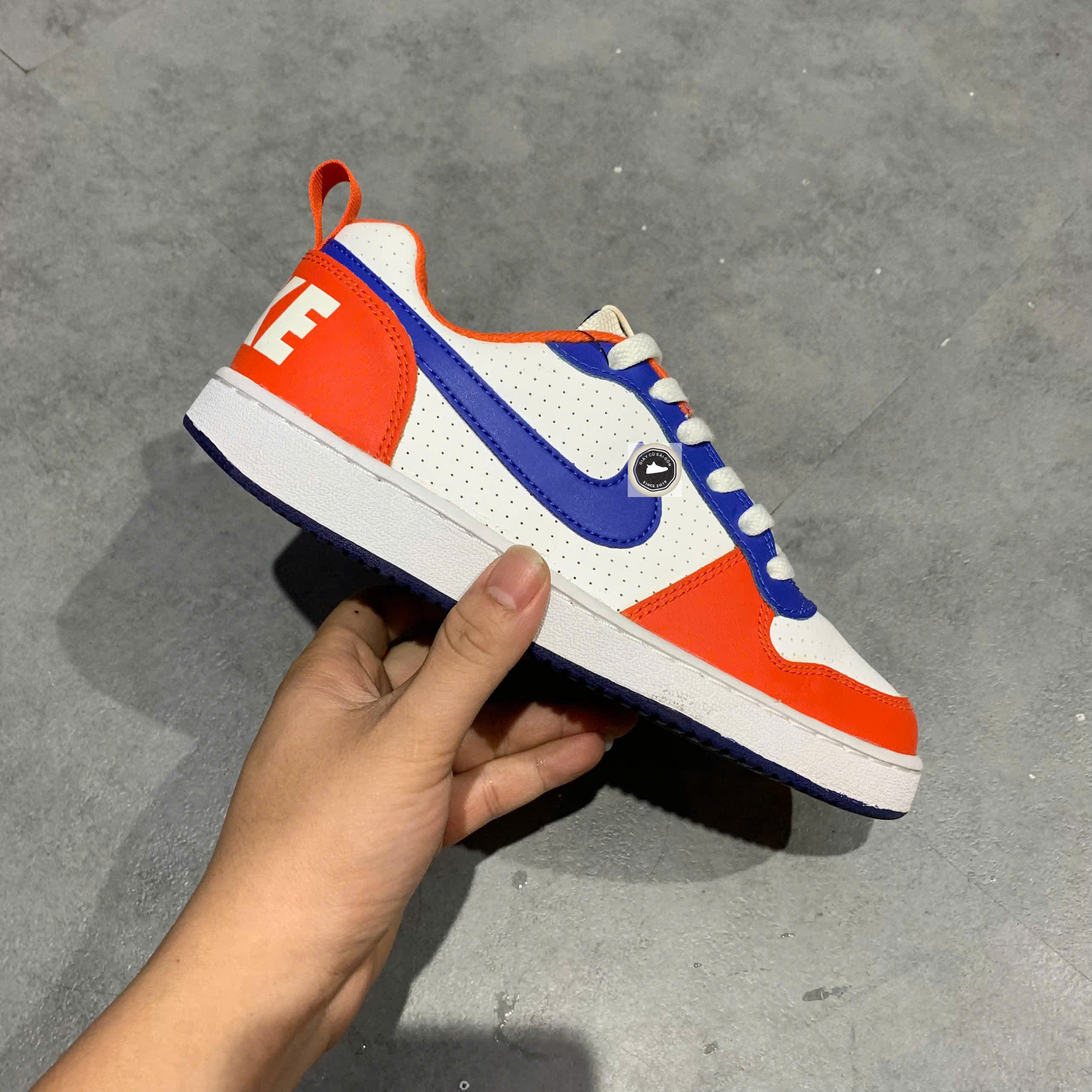 🔥 NIKE COURT BOROUGH LOW “WHITE/BLUE/ORANGE” – SIZE 36.5 – PVN23864 – CHÍNH HÃNG