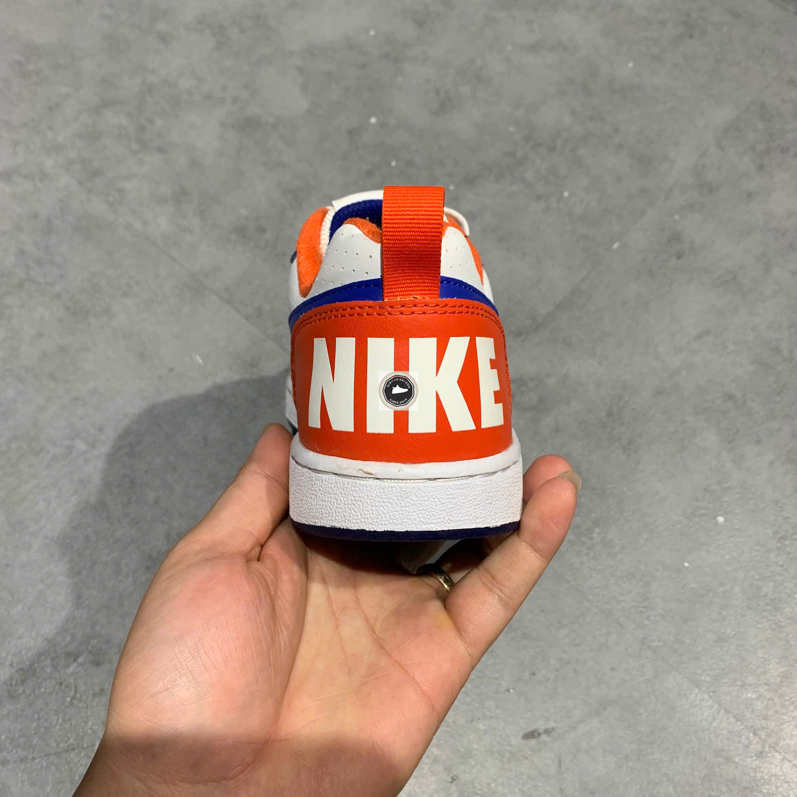 🔥 NIKE COURT BOROUGH LOW “WHITE/BLUE/ORANGE” – SIZE 36.5 – PVN23864 – CHÍNH HÃNG
